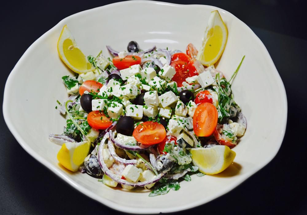 Fräsch sallad med fetaost och oliver