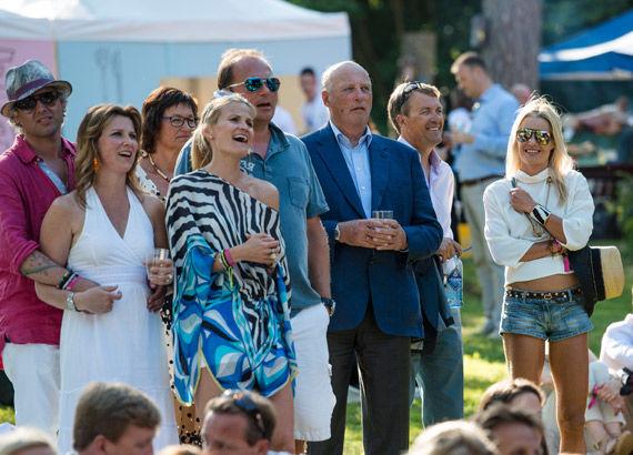 SOMMERLETT: Ari Behn, prinsesse Märtha Louise, Marianne Ulrichsen, kong Harald og Celina Midelfart var sommerlig kledd på festival. Foto: NTB Scanpix