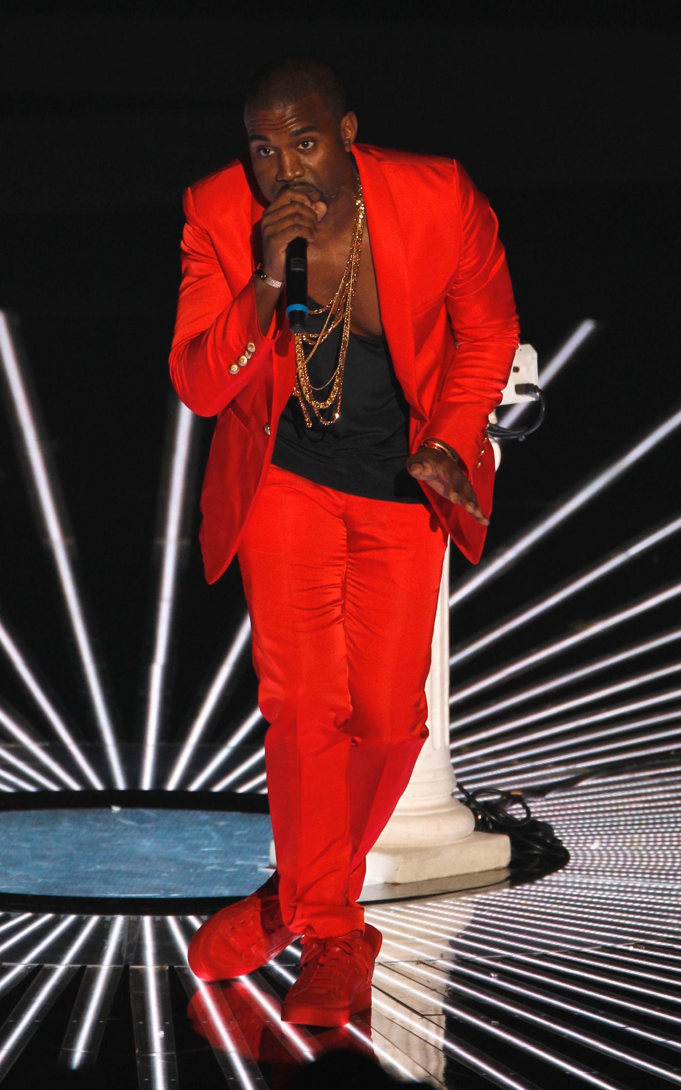 YNDLINGSFARGE: Rød var en av favorittene til Kanye West. Her fra MTV Video Music Awards i 2010. Foto: Reuters