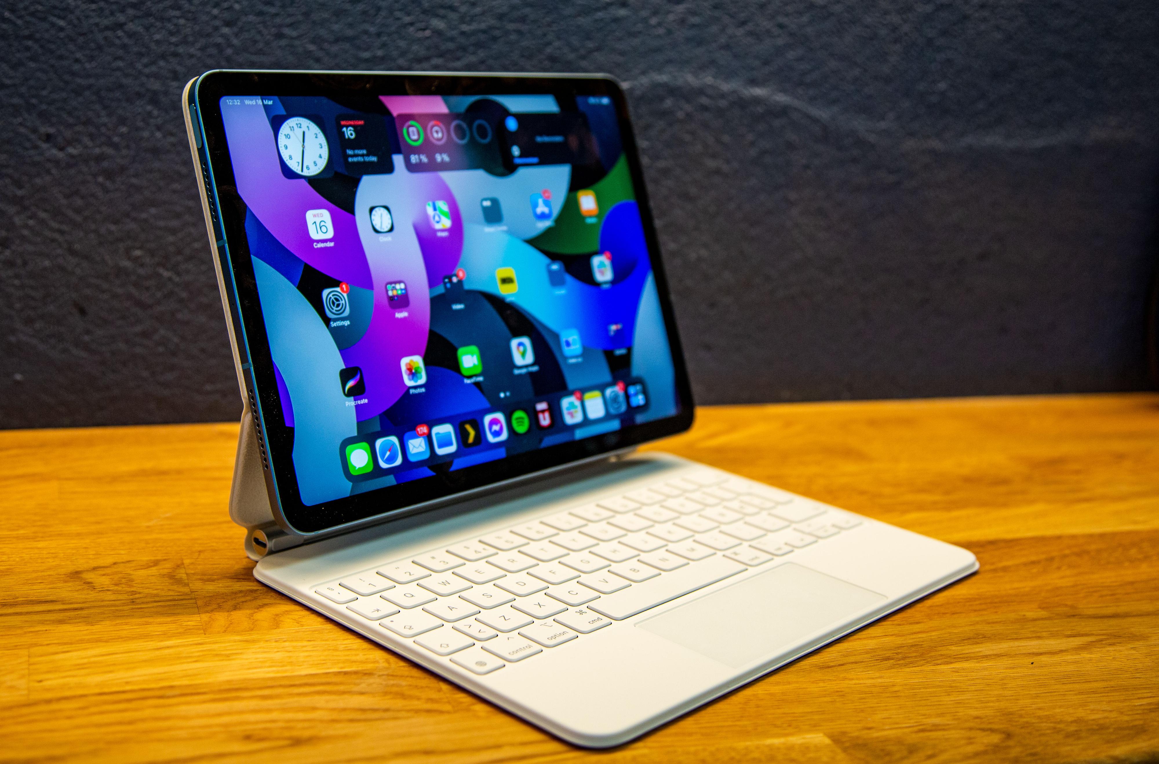 Magic Keyboard forvandler iPaden til en bærbar datamaskin. I hvert fall i utseende. Rent praktisk er iPadOS fortsatt langt bak MacOS, og det er ganske klønete å gjøre mange av de samme oppgavene på en iPad. 