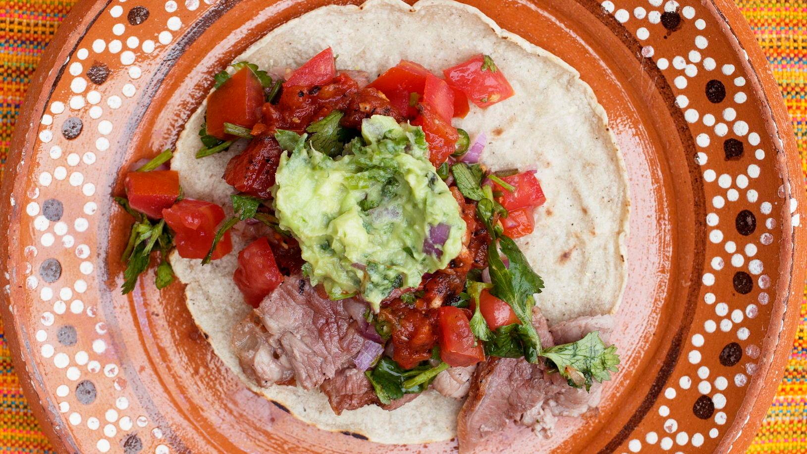 GATEMAT: Tortillaene får du i alle varianter, og tilsvarende variert er fyllet i meksikanske tacos