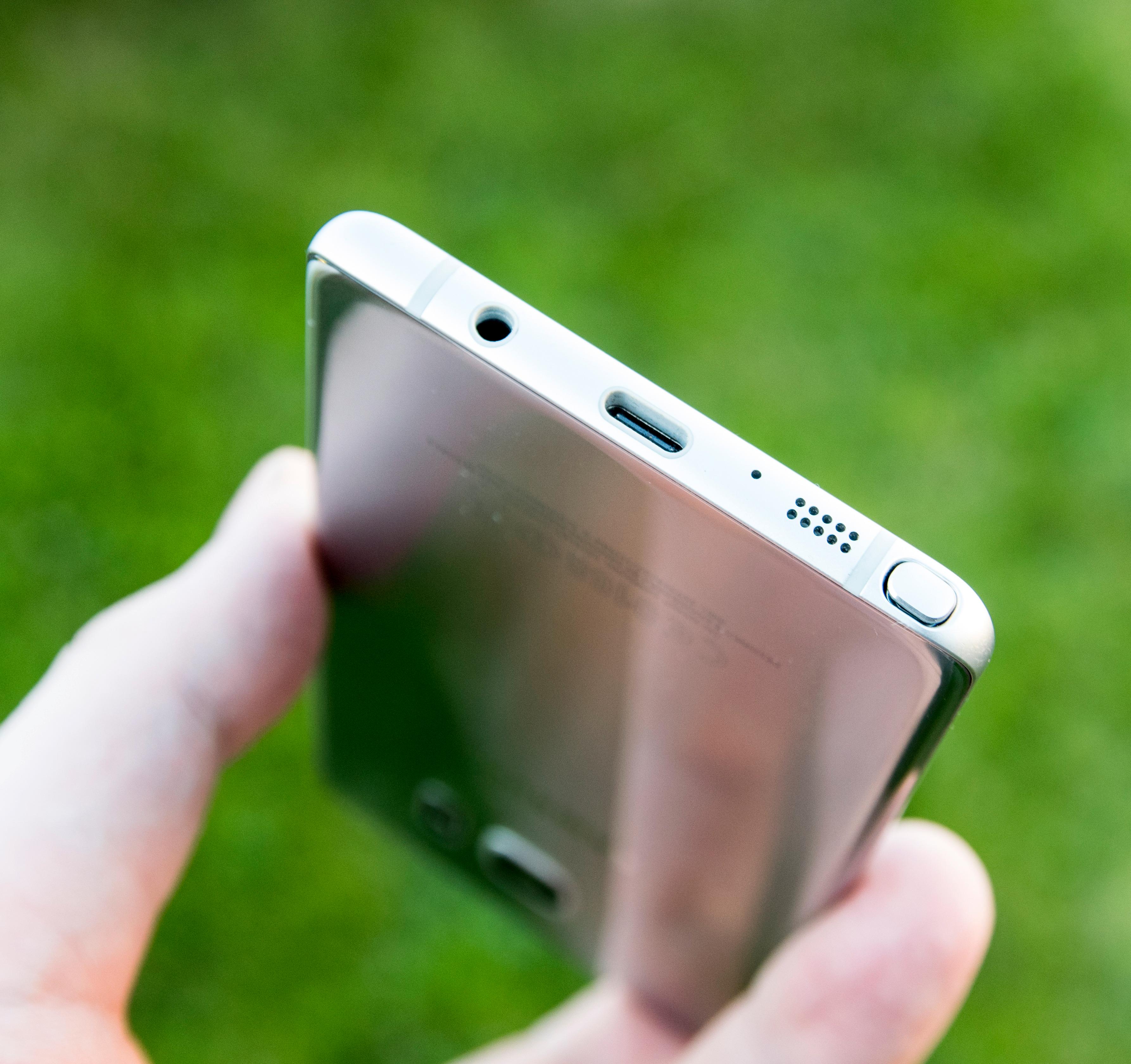 En ny USB type-C-kontakt og skjermpennen er viktige forskjeller mellom Note 7 og Galaxy S7-telefonene.