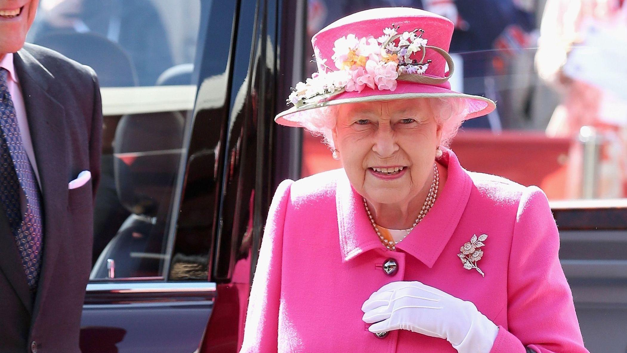 FARGERIK: Den britiske dronningen viser seg stort sett alltid i fargekoordinerte antrekk. Her fra et offisielt oppdrag 20. april 2016. Foto: NTB scanpix