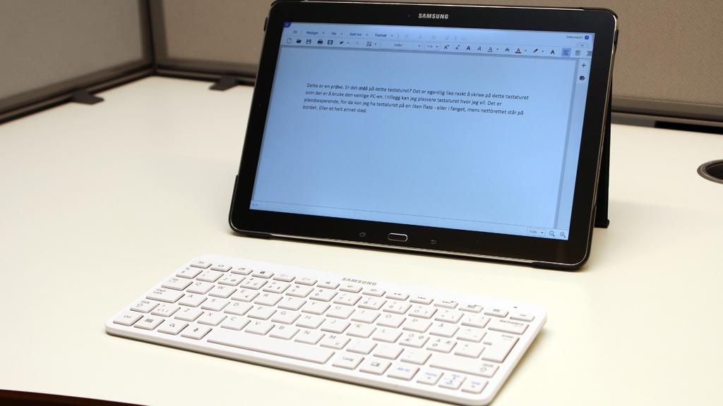 Galaxy Note Pro 12.2 er et stort nettbrett. Bruker du det sammen med et tastatur får du en PC-liknende opplevelse.Foto: Espen Irwing Swang, Amobil.no