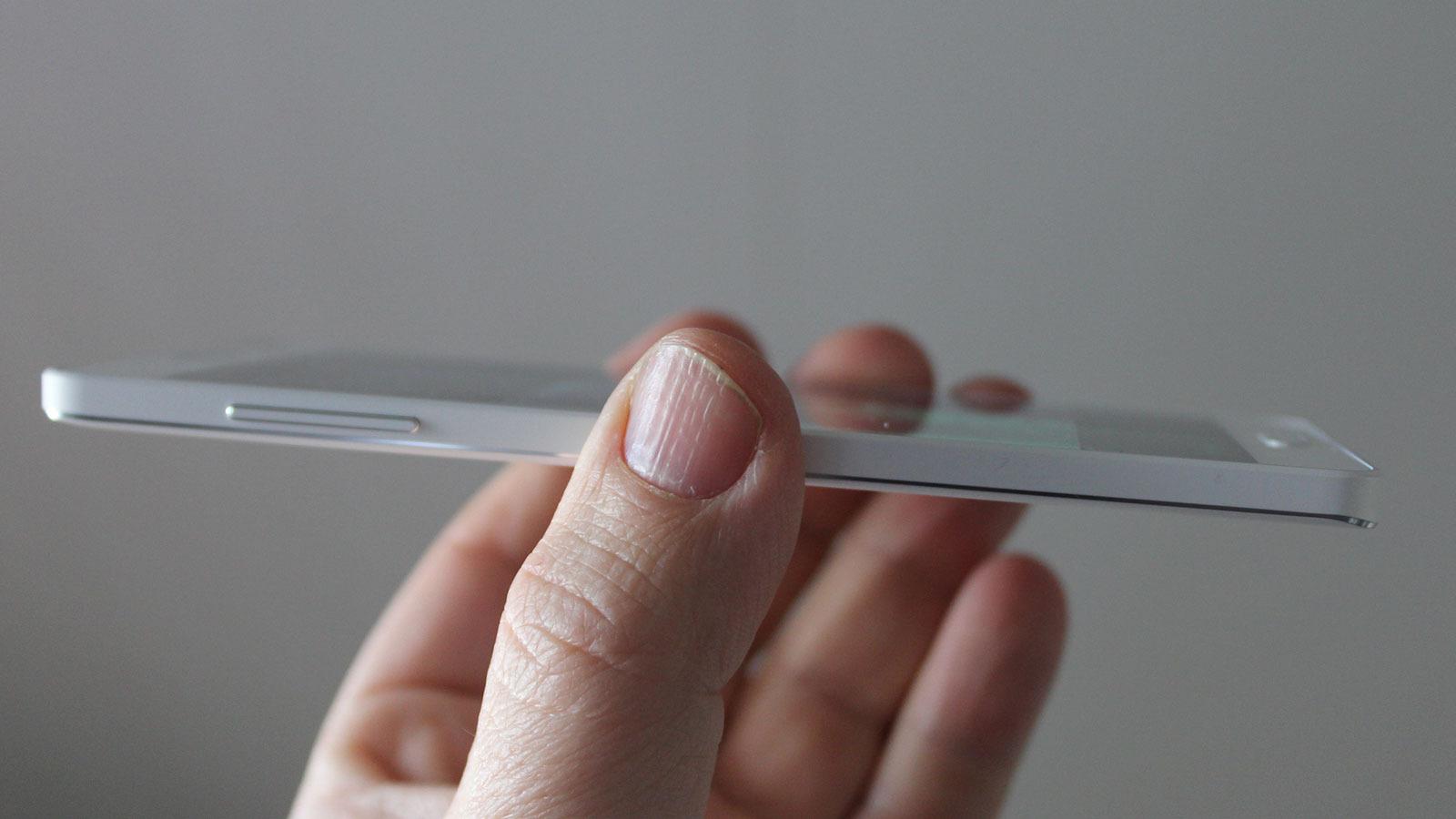 Samsung Galaxy A7 er tynn og lett. Foto: Espen Irwing Swang, Tek.no
