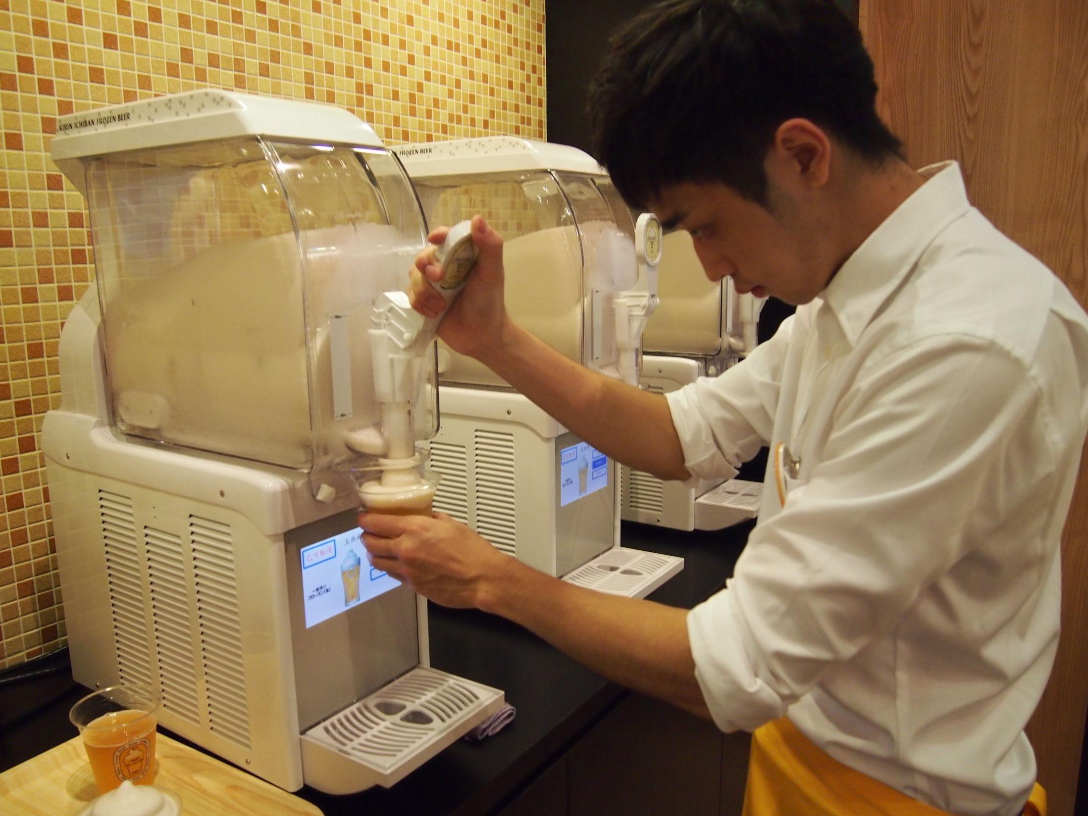 TA SELV: Tidligere fantes maskinen bare på restauranter og puber. Nå kan hvem som helst kjøpe fro-beer-maskinen. Foto: Kirin Ichiban