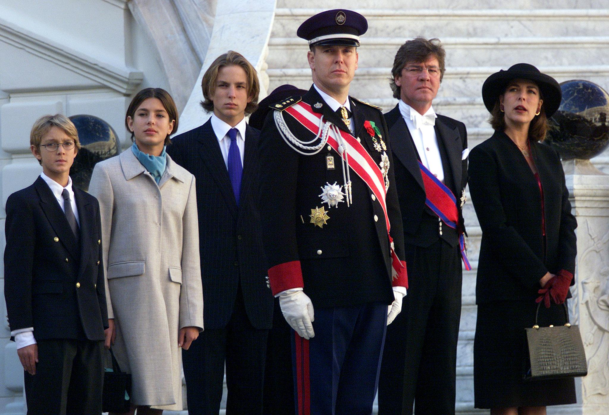 Fra venstre Pierre Casiraghi med søsknene Charlotte (13), Andrea og onkel prins Albert, prinsesse Caroline og hennes mann ved palasset i Monaco i november 1999. 