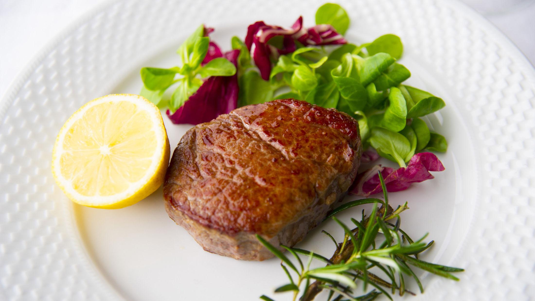 ENKELT: Du trenger ikke mye tilbehør hvis kjøttet er godt - og perfekt stekt. Foto: Jon Krog Pedersen