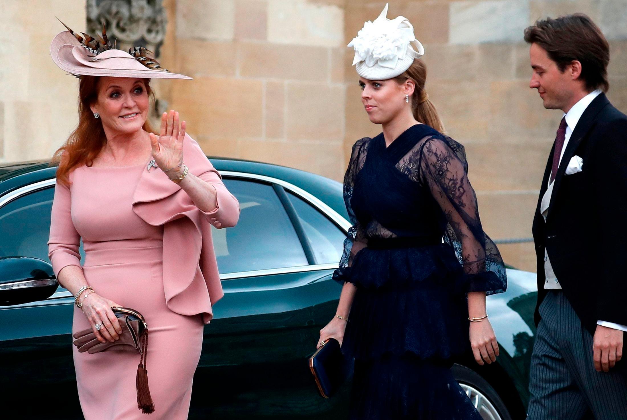 HATTEFIN: Hertuginnen av York, Sarah, og prinsesse Beatrice av York, fulgte den kongelige kleskoden med flotte hatter. Foto: AFP