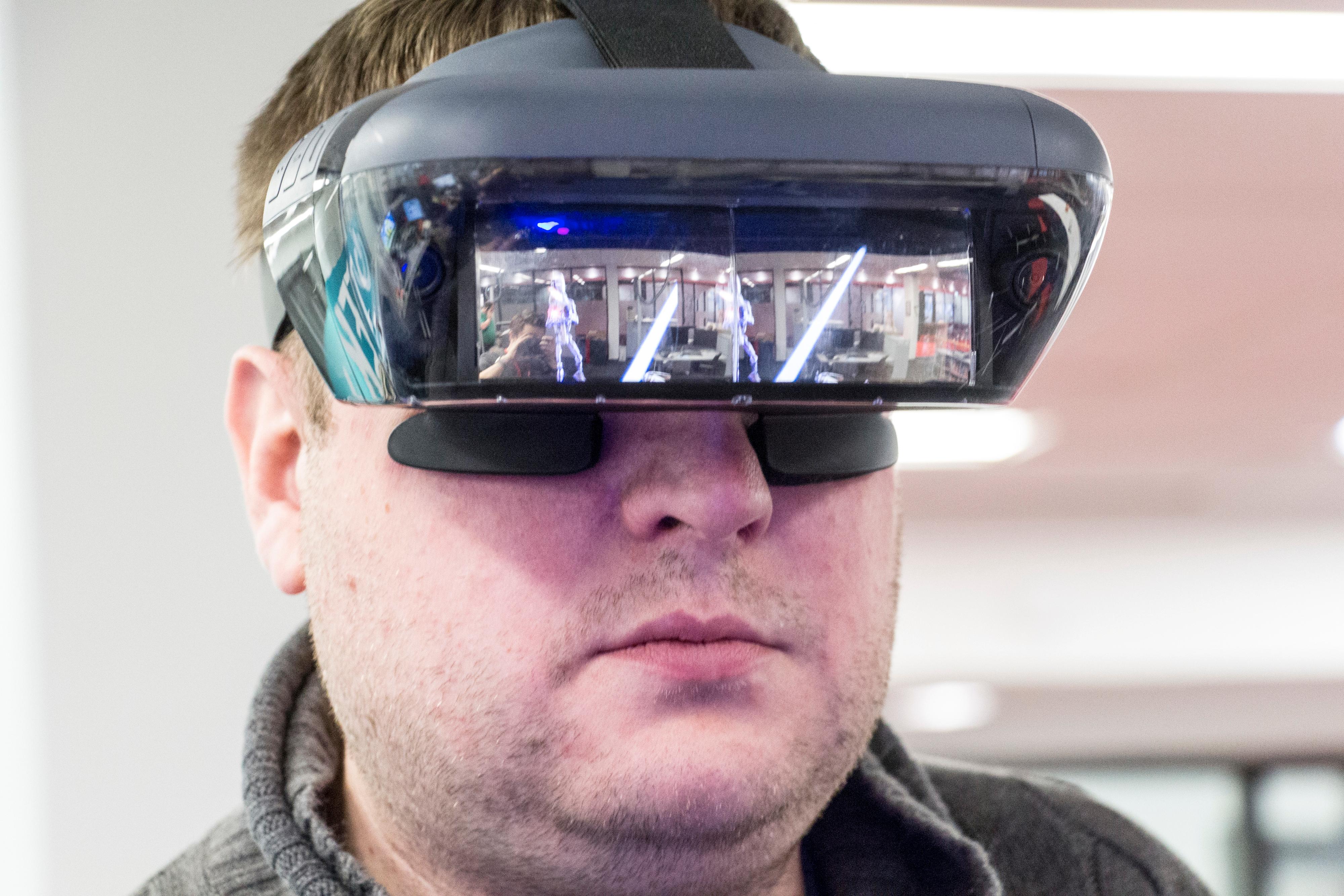 Siden dette er en AR-brille og ikke en tradisjonell VR-maske, kan man se gjennom speilene på innsiden, og man kan til en viss grad se det som foregår inni fra utsiden. Bilde: Niklas Plikk, Tek.no
