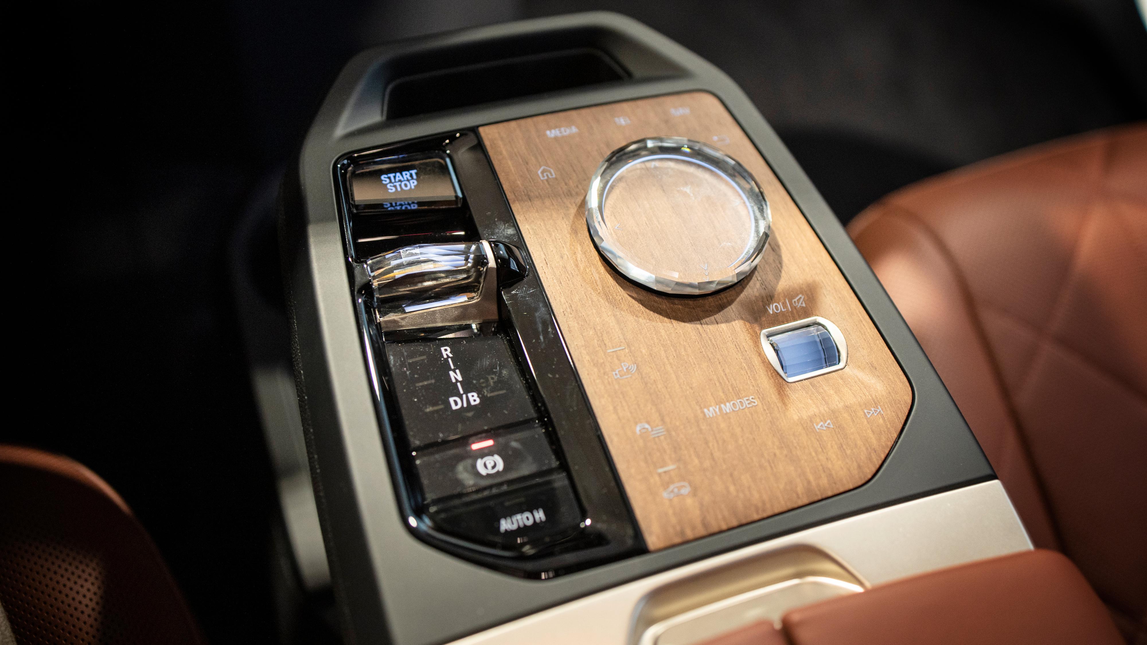 BMW er ikke helt klar for touchskjermens æra, og har beholdt rullehjulet i iX. 