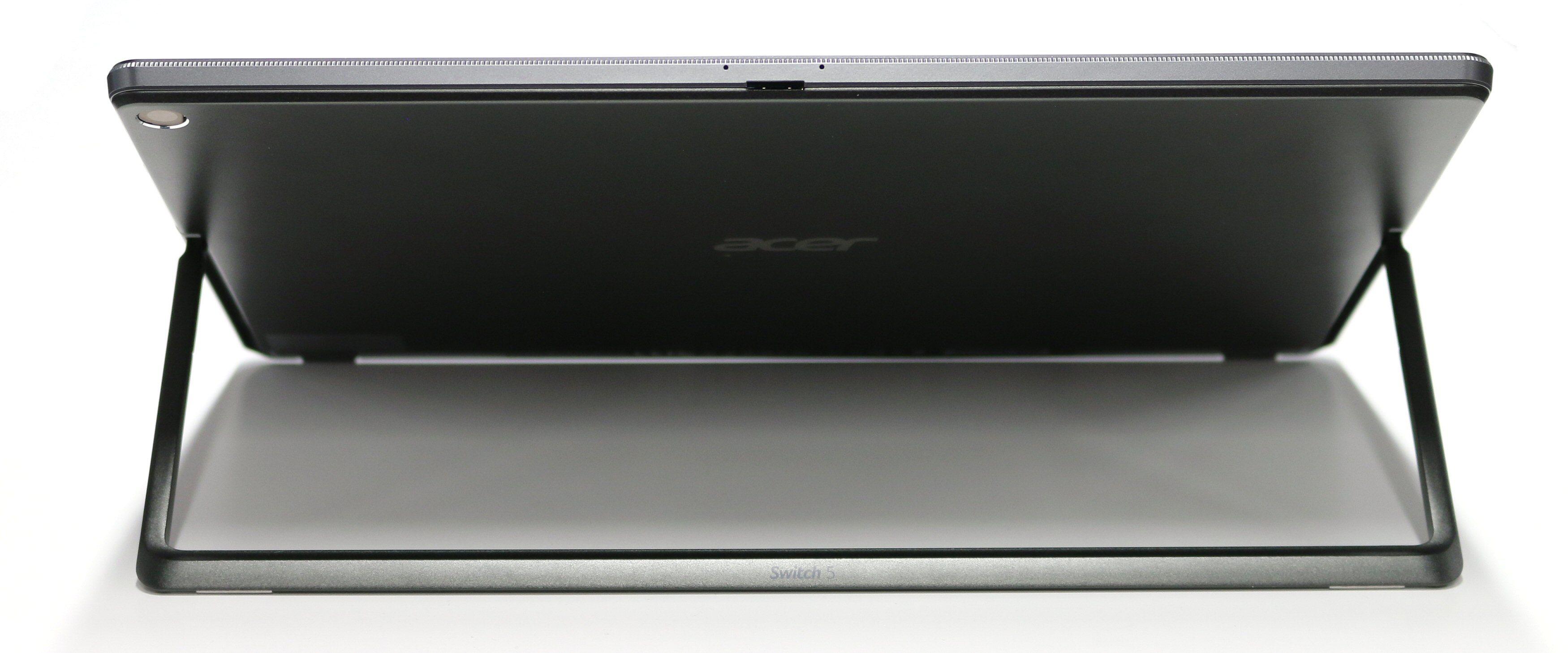 Acer Switch 5 har «støtteramme» i stedet for et støttebein, og minnekortleseren sitter på toppen av datamaskinen. Bilde: Vegar Jansen, Tek.no