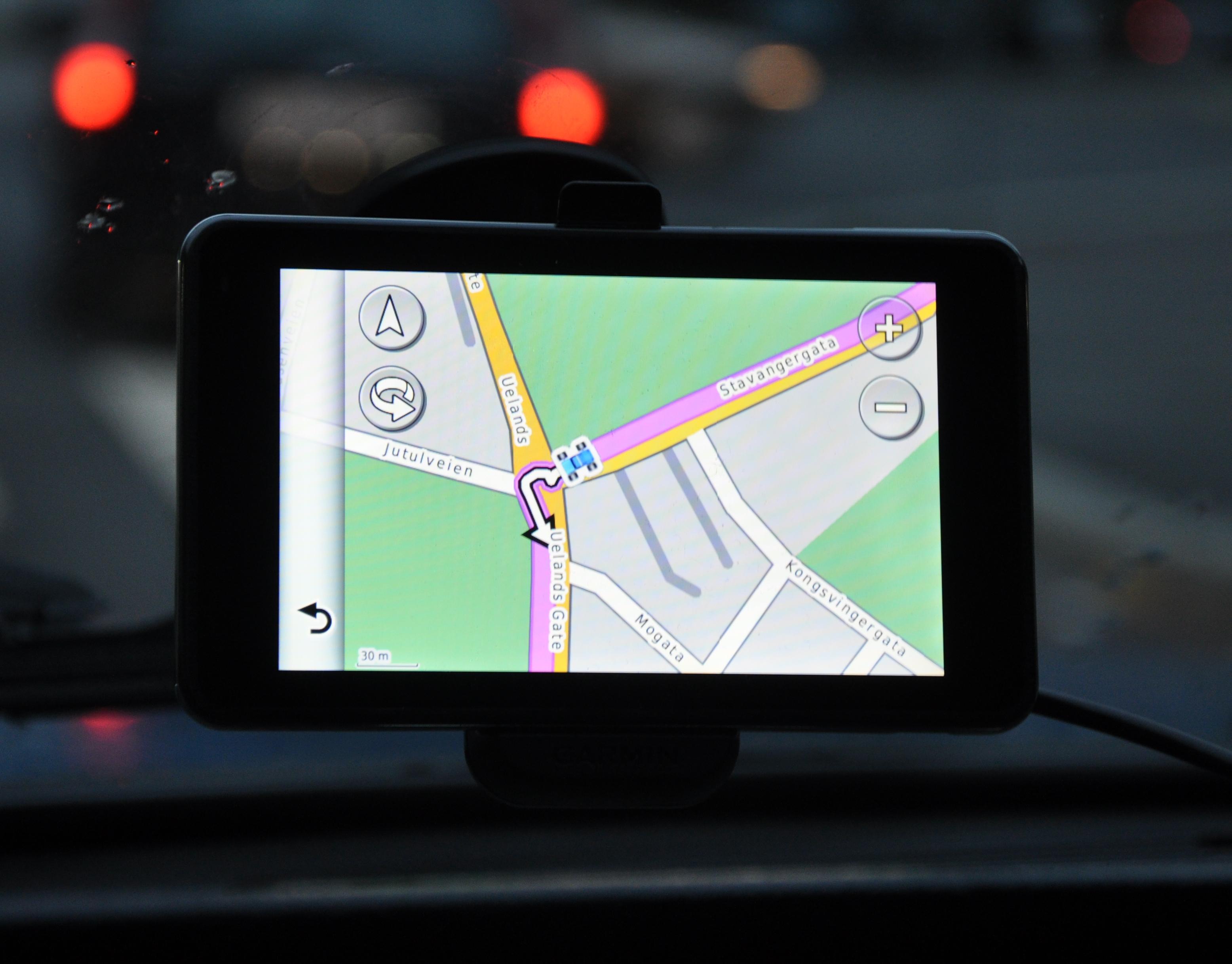 Frem til de siste årene har dedikerte GPS-enheter vært den eneste måten å få digital karthjelp i bilen. Her Garmins heftige Nüvi 3760.