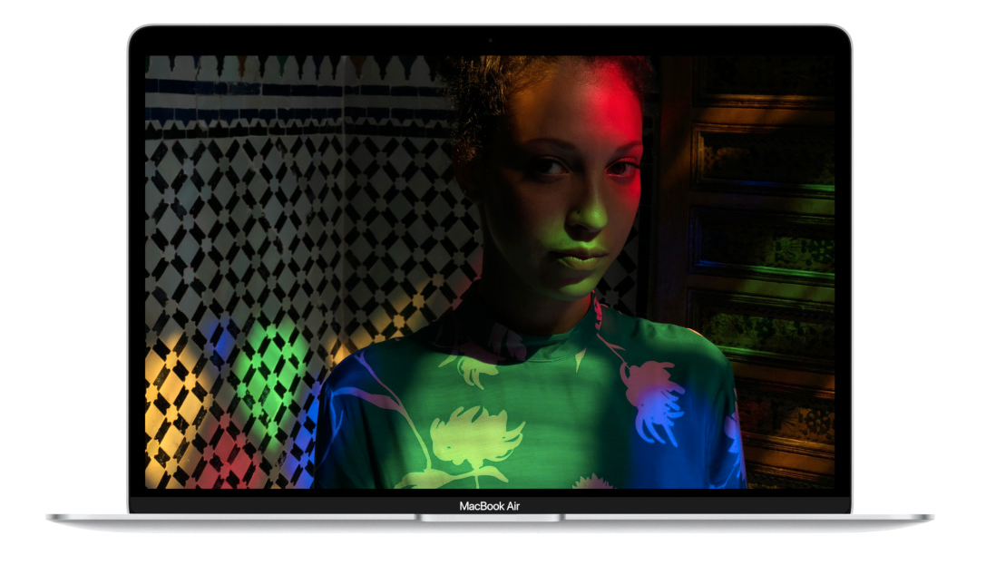 Det er lett å se at den nye MacBook Air har fått langt tynnere skjermrammer enn dagens modell.