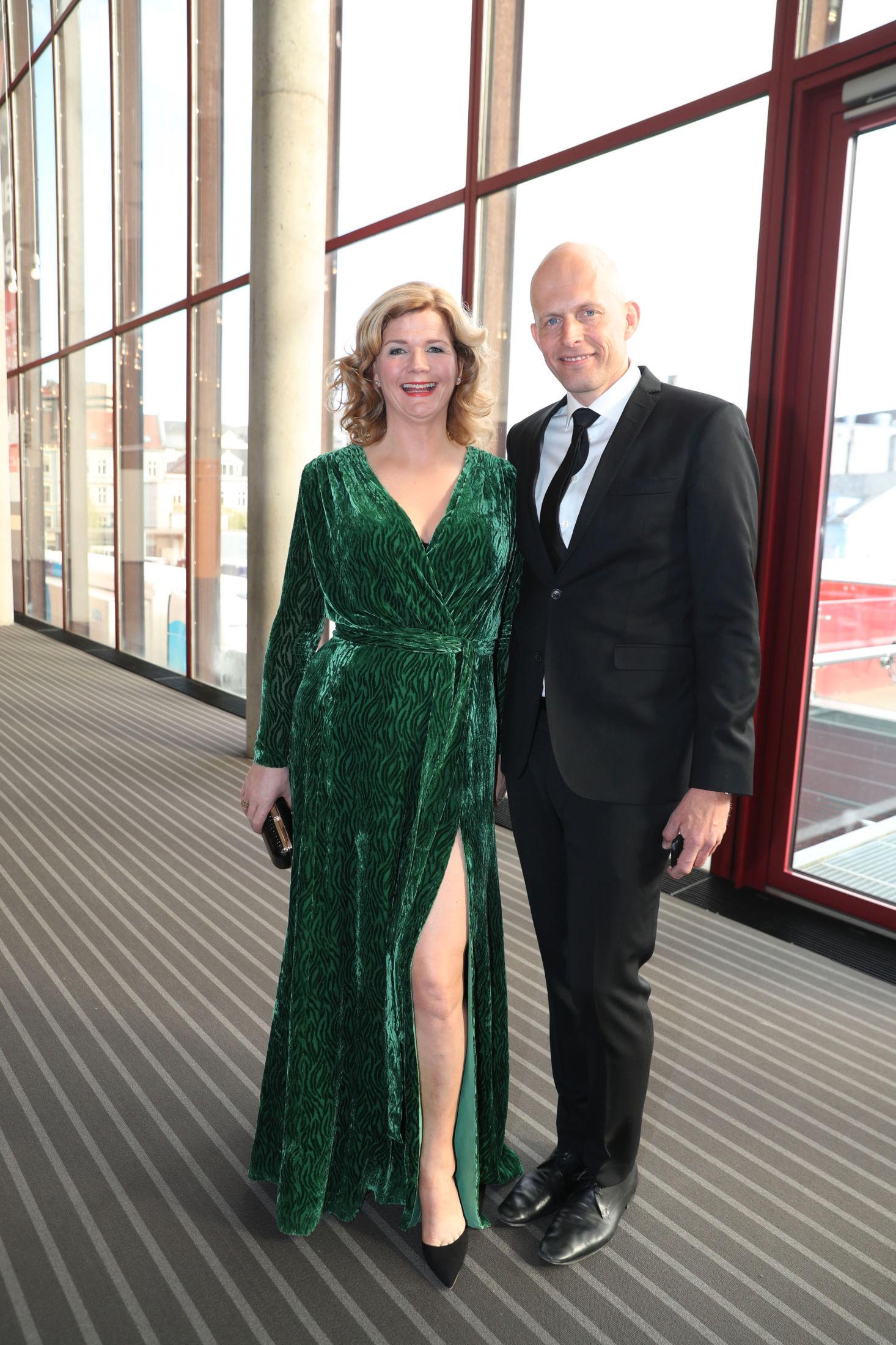 HØY SPLITT: Anne Lindmo valgte grønn kjole, som var sydd til henne på NRK, med høy splitt til kveldens Gullruten. Foto: Tor Erik H. Mathiesen/VG.