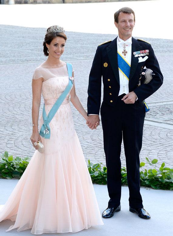 BABYROSA: Prinsesse Marie valgte en sukkersøt kjole til bryllupet. Her sammen med prins Joachim. Foto: getty Images/All Over Press