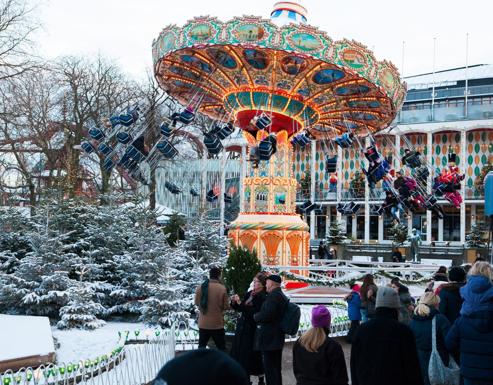 JUL I TIVOLI: Fornøyelsesparken midt i København sentrum byr på full julestemning i hele desember. Foto: Kim Wyon/Visit Denmark.
