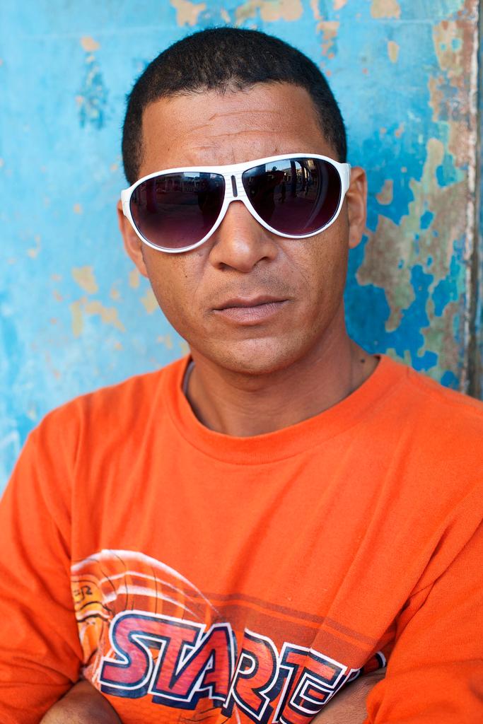 Mange fremmede har ingen ting i mot å bli portrettert så lenge man spør først, slik denne mannen som sto på skyggesiden av gaten i Havana.Foto: Ole Gunnar Onsøien, All Rights Reserved