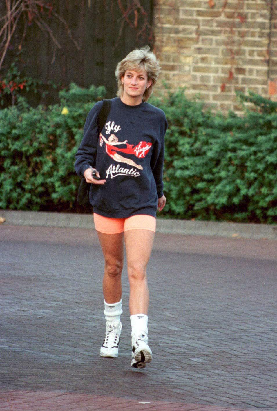 SPORTY: Diana i sykkelshorts, sneakers med tennissokker i og Virgin Atlantic-genser i 1995. Foto: Anwar Hussein/WireImage