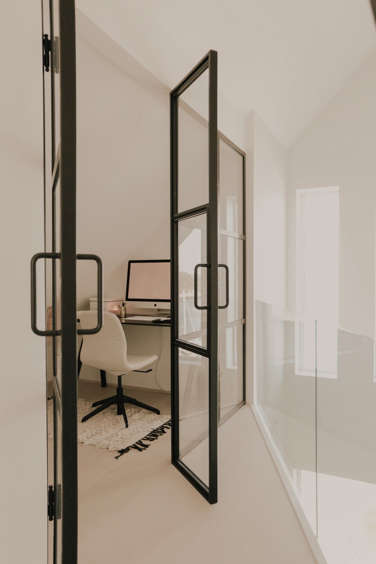 SETTER RAMME FOR TILVÆRELSEN: I andre etasje finner vi et innbydende kontor med en spesialdesignet glassvegg med matte, svarte stålrammer.