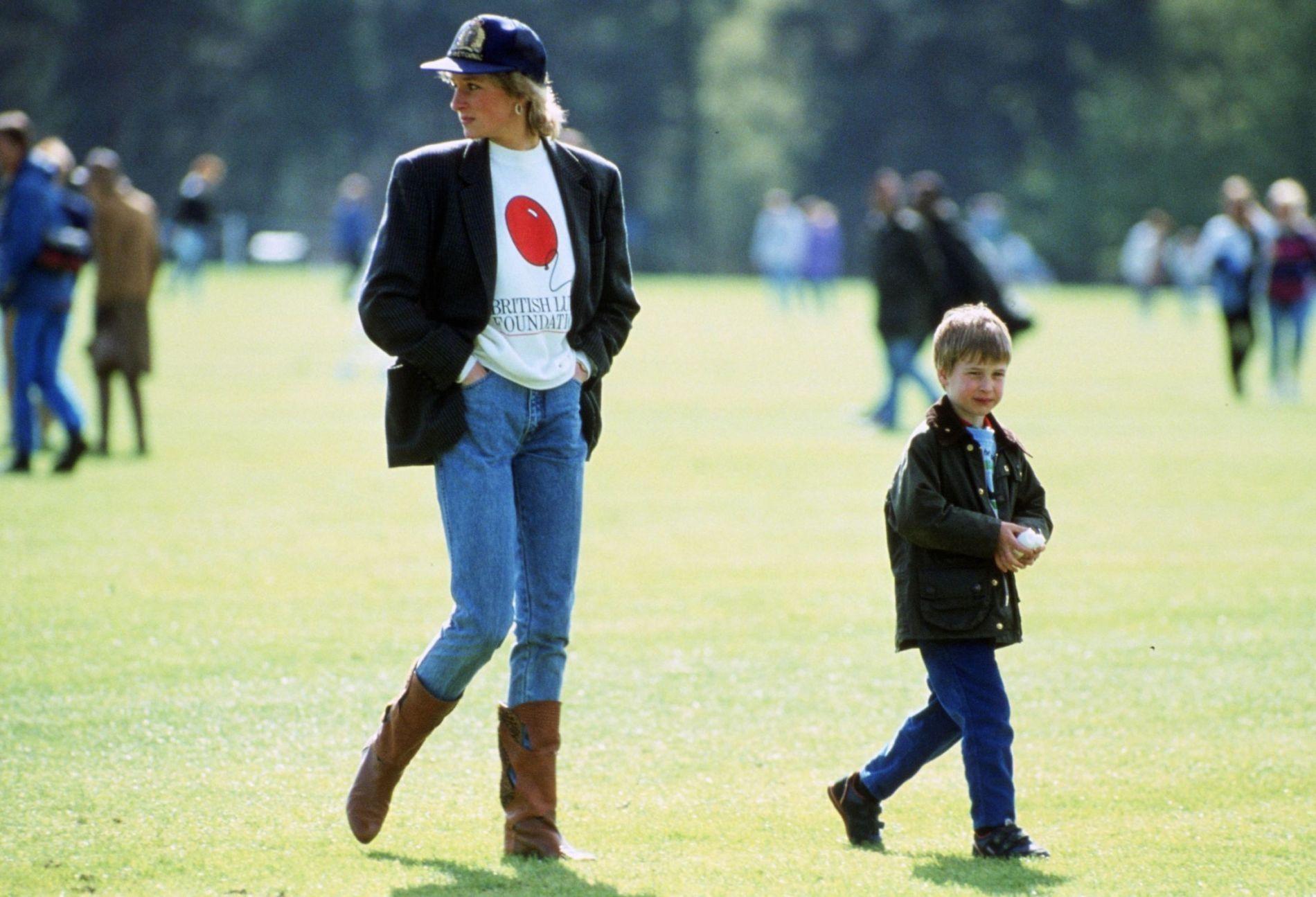 AVSLAPPET: Prinsesse Diana var kjent for sin helt spesielle motesans. Bare se hvor avslappet hun styler blazeren på polokamp med sønnen William. Foto: NTB scanpix