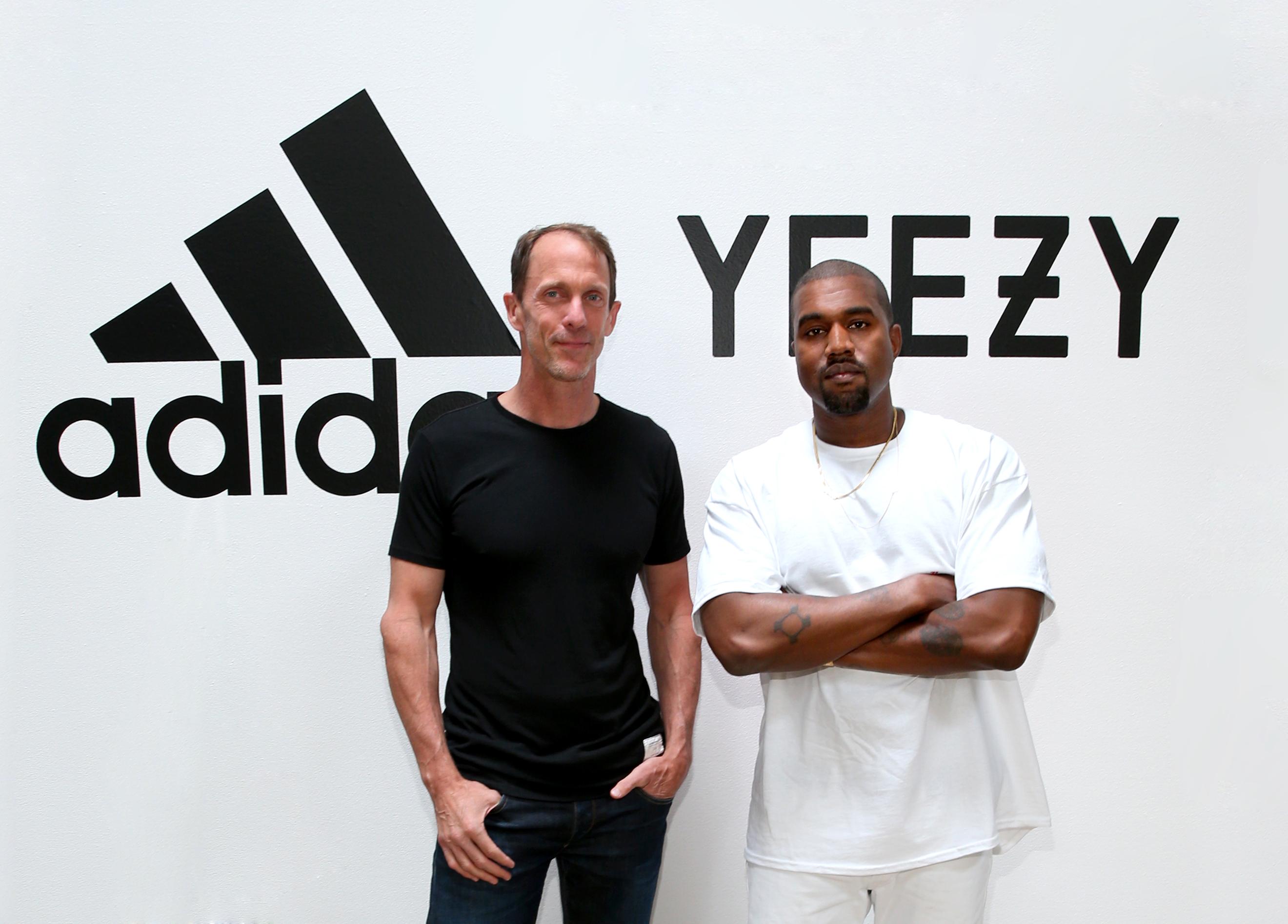 AVSLUTTER SAMARBEIDET: Kanye West (t.h.) har i en årrekke samarbeidet med Adidas. Nå kutter sportsmerket samarbeidet med umiddelbar virkning. 