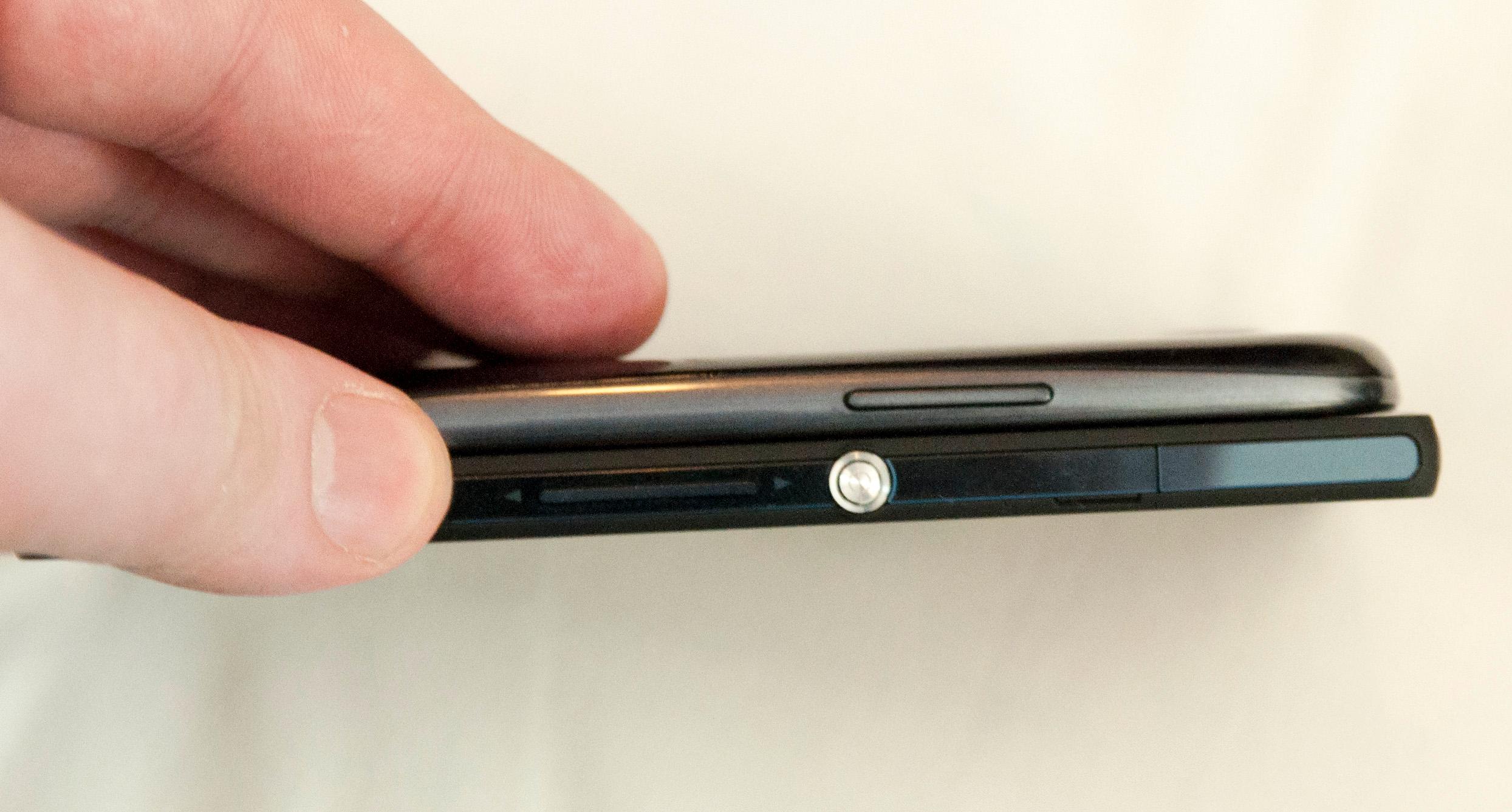 Xperia Z er en svært tynn mobiltelefon.Foto: Finn Jarle Kvalheim, Amobil.no