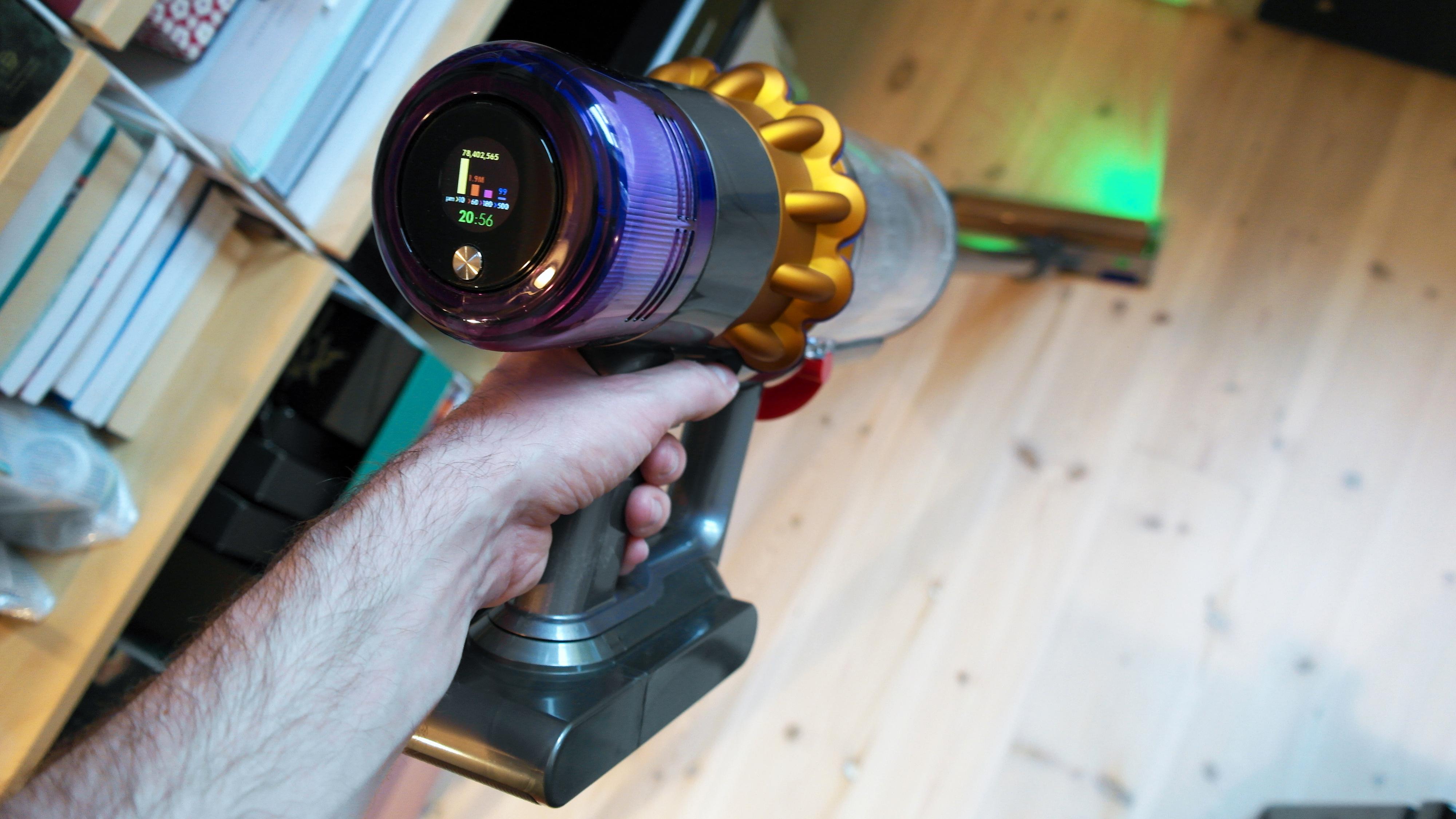 Laserlys er en av mange funksjoner på nye håndholdte støvsugere. Men trenger du det?