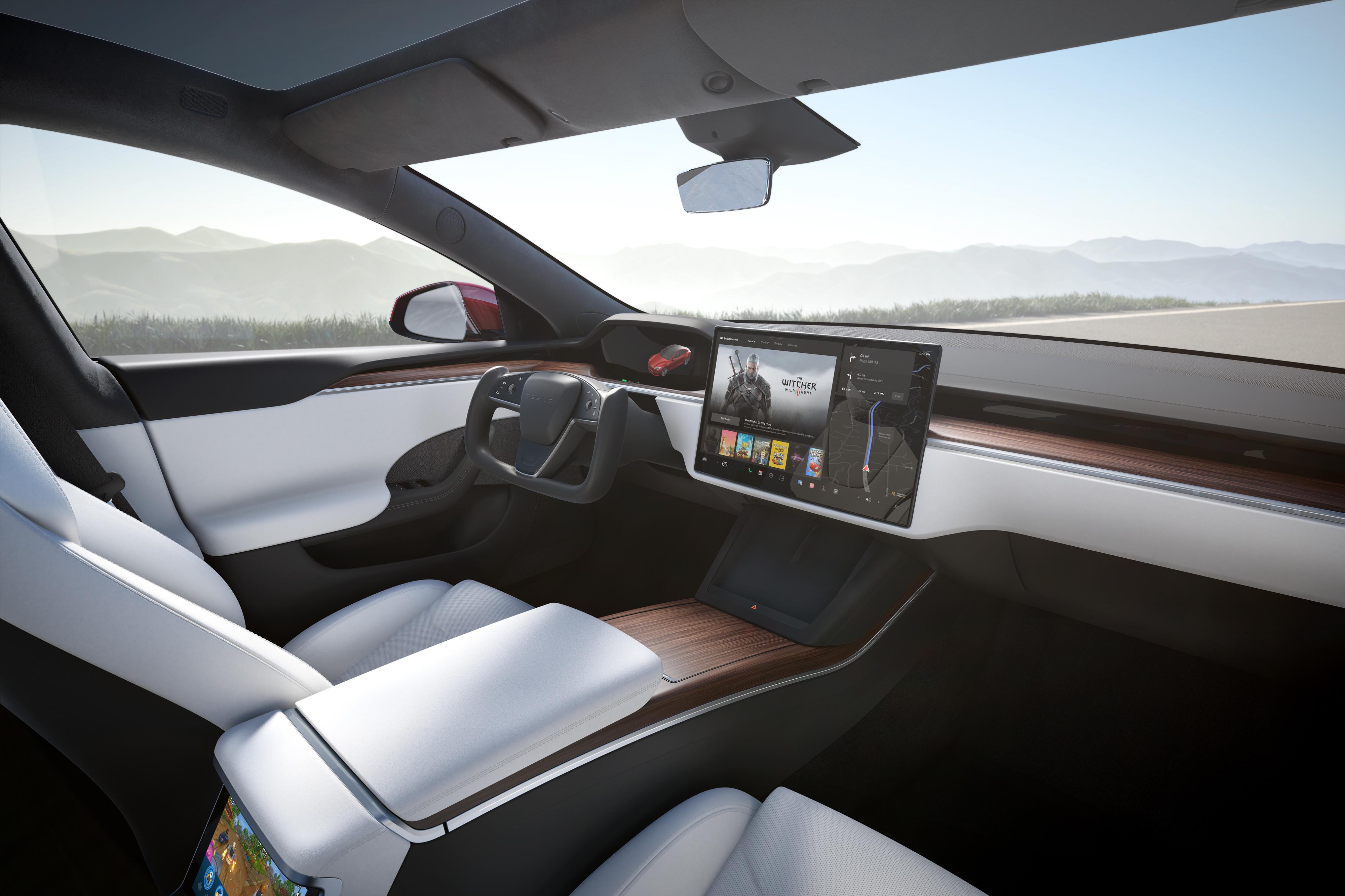 Førermiljøet i Model S Plaid, med det nye yoke-rattet og den nye og 90 grader vridde skjermen. 