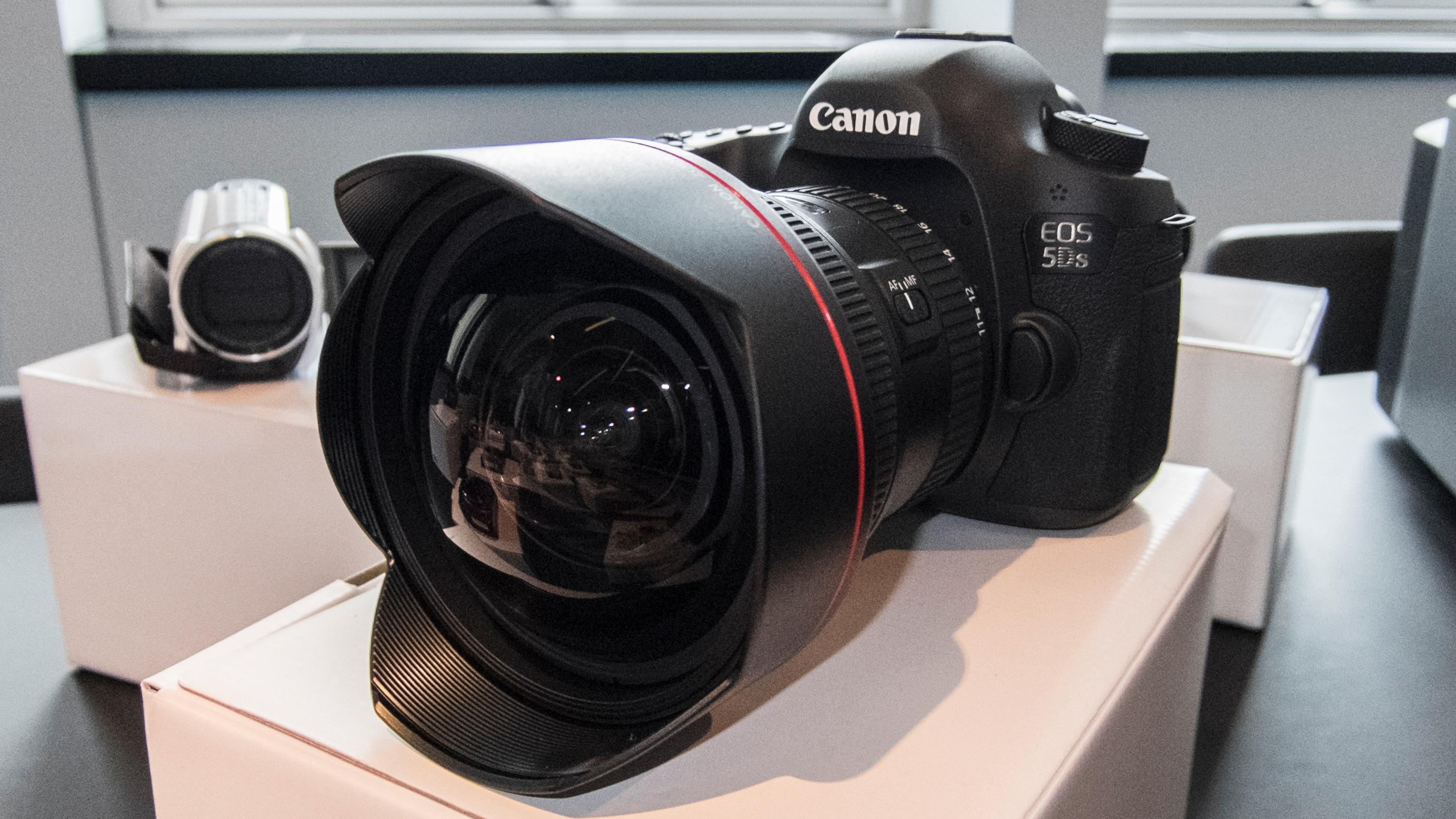 Canons 11-24 millimeter er et monster av en vidvinkel. Foto: Kristoffer Møllevik