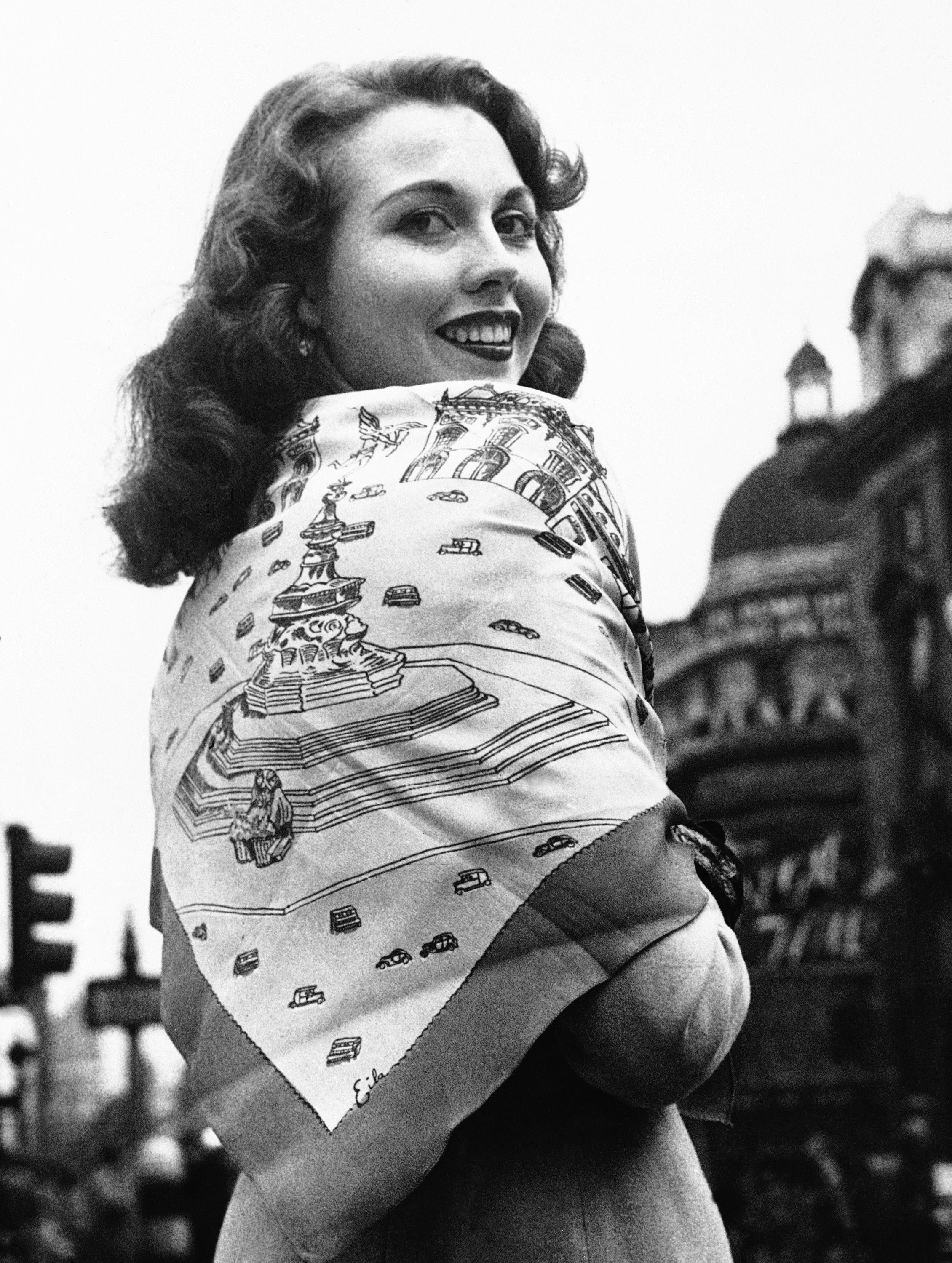 Skuespiller Hazel Court slynger seg i sjal i London, sommeren 1947. 