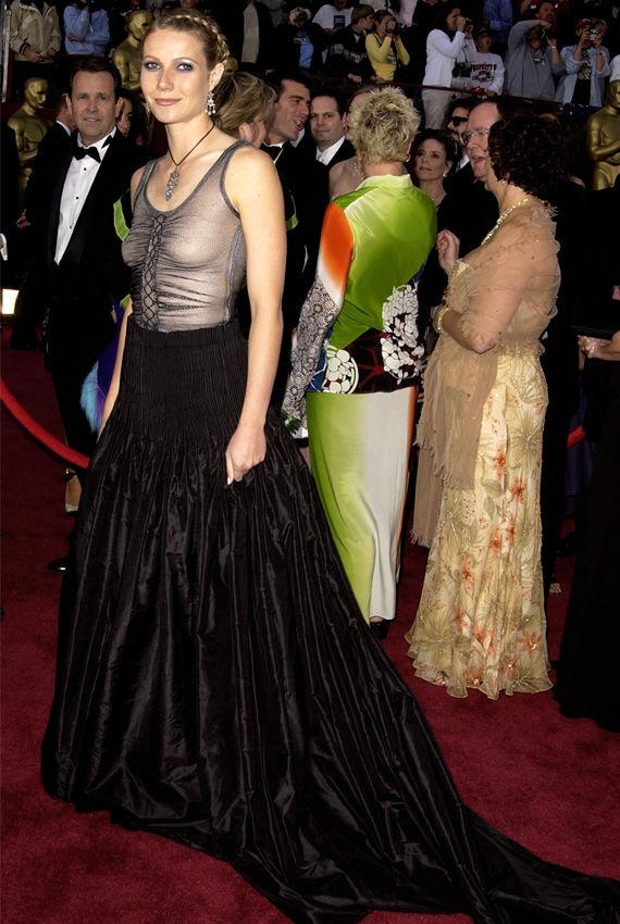 GOTISK: Under prisutdelingen i 2002 så det ut som nydelige Gwyneth Paltrow hadde droppet både BH og stylist. Hverken den gotisk-inspirerte kjolen signert Alexander McQueen, håret eller sminken var spesielt kledelig. Foto: Getty Images