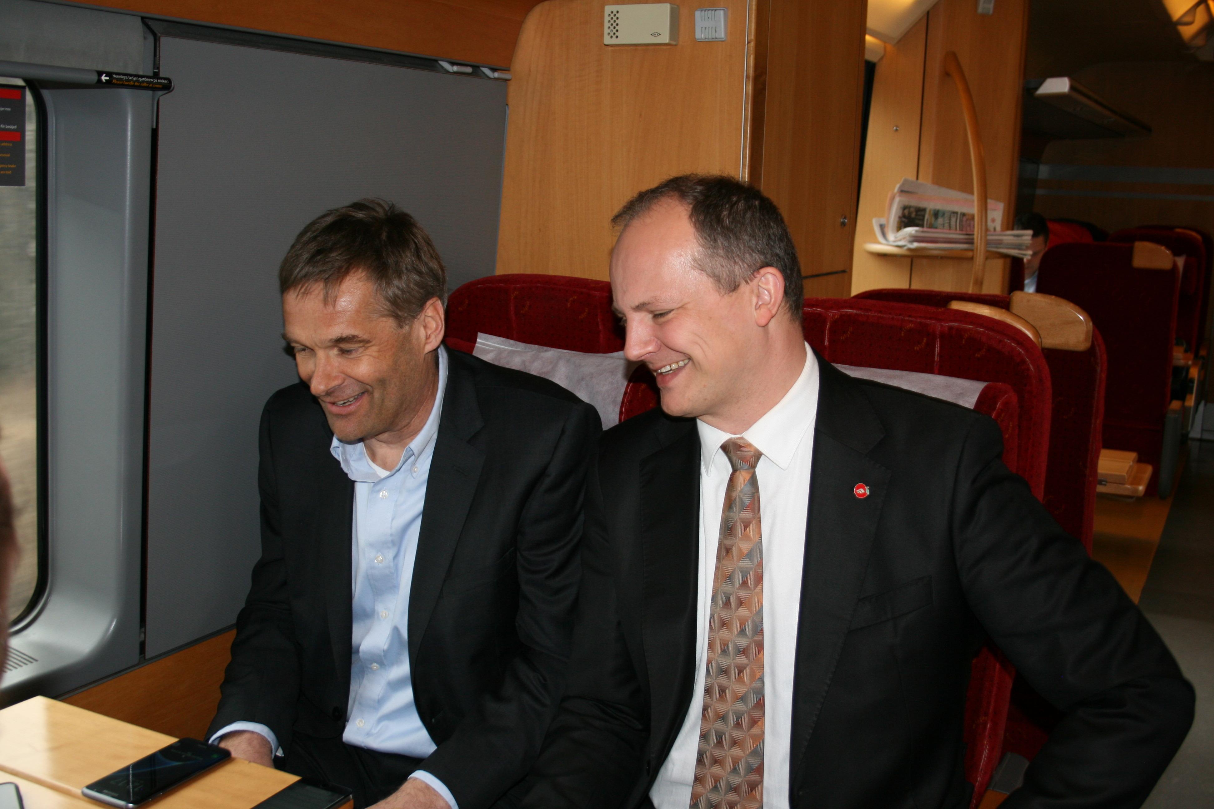 Telia-sjef Abraham Foss og samferdselsminister Ketil Solvik-Olsen sjekker dekningen om bord i toget på vei til Ski stasjon.