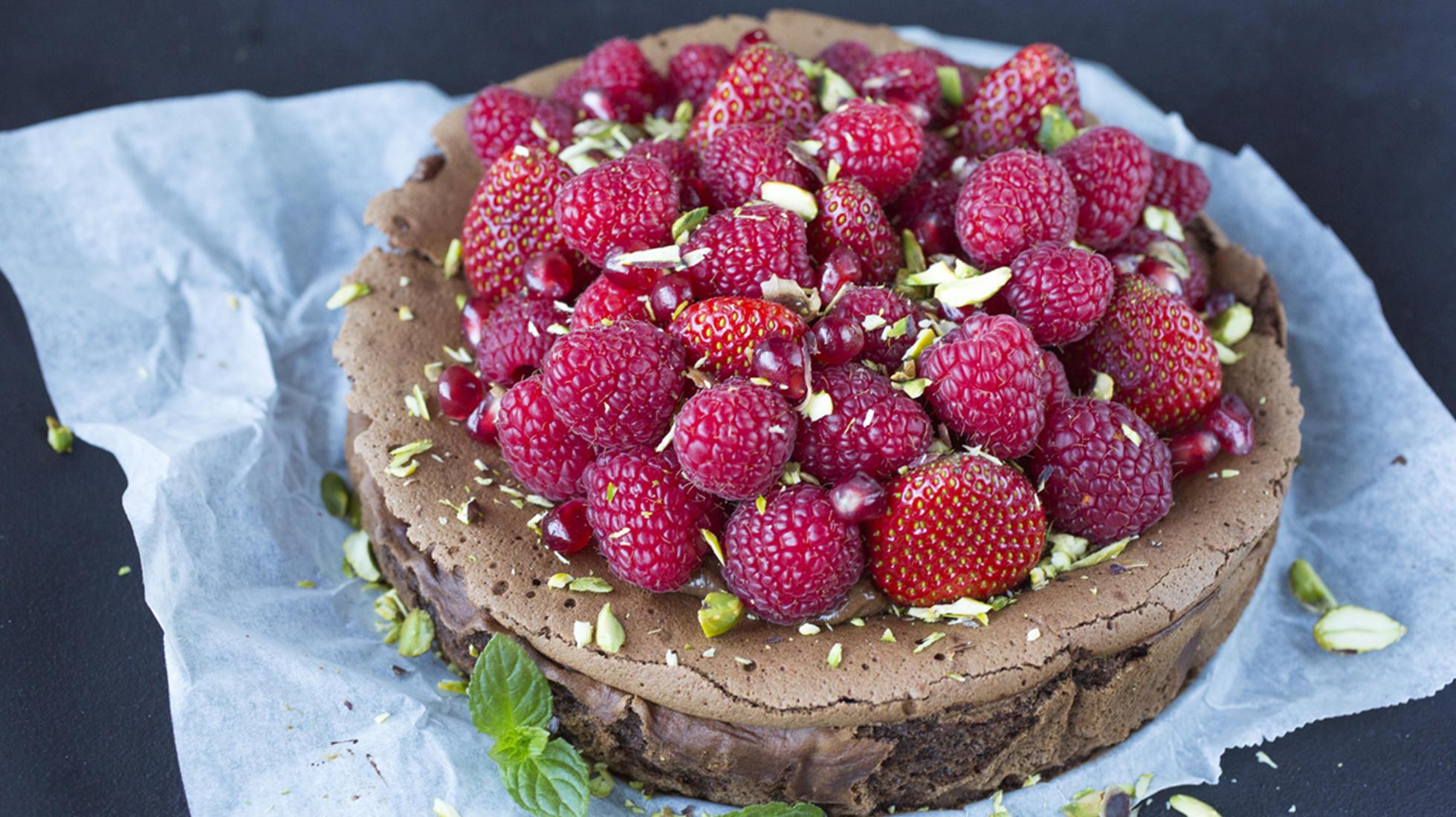 SJOKOLADEDRØM: Denne mørke sjokoladekaken med bringebær og pistasjnøtter er garanterer helgefølelsen. Foto: Sara Johannessen
