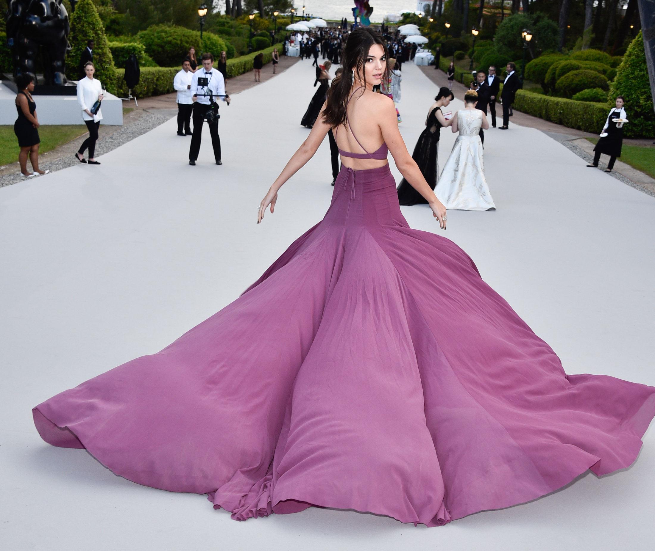 CHIC: Calvin Klein-kjolen hadde stort og pompøst skjørt, men ble balansert med tynne spagettistropper og cut out-detaljer i front. Foto: Getty Images