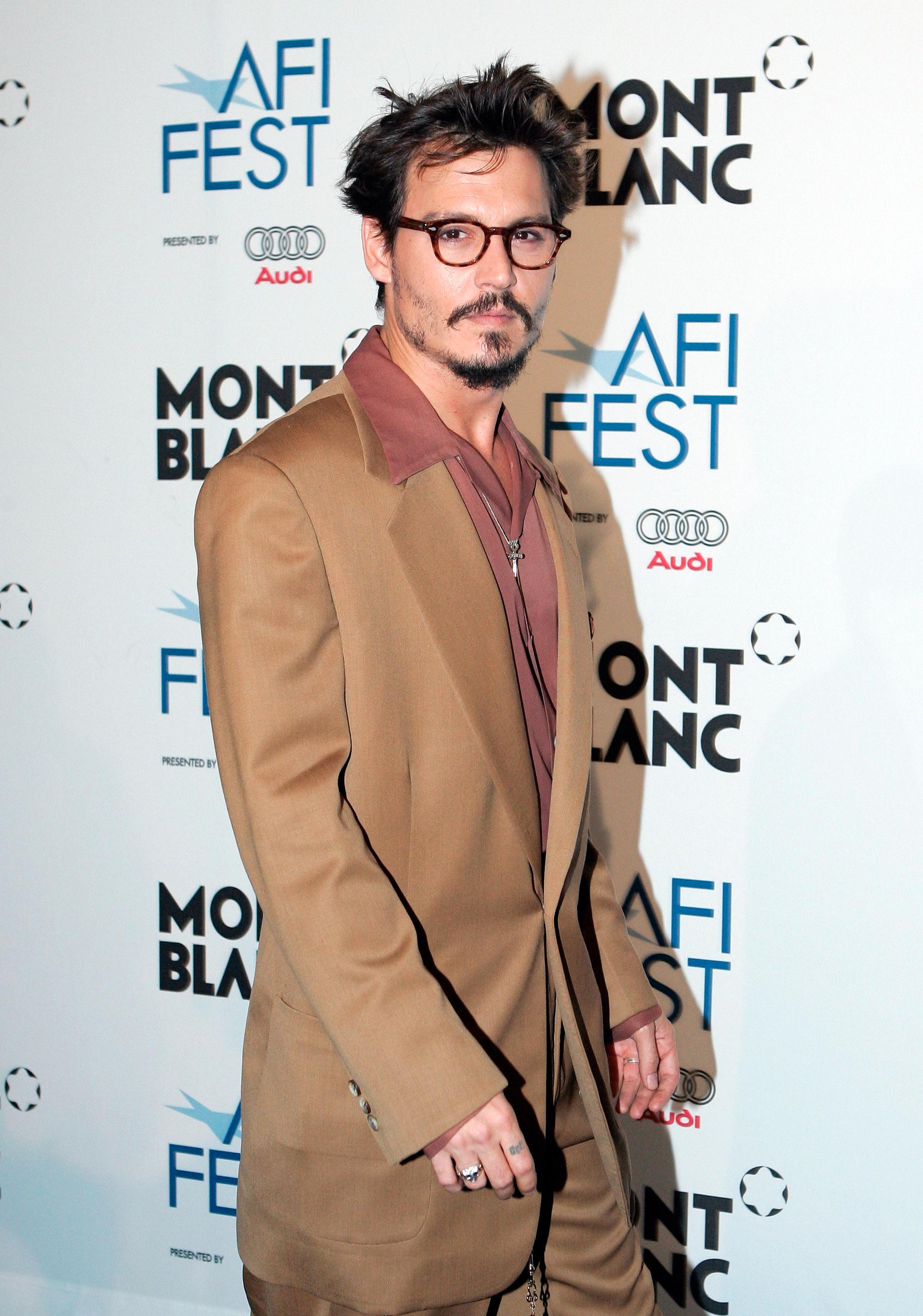 2005: Valget falt på en lys, brun dress med en rødlig skjorte da Depp skulle på premiere for filmen sin «The Libertine». 