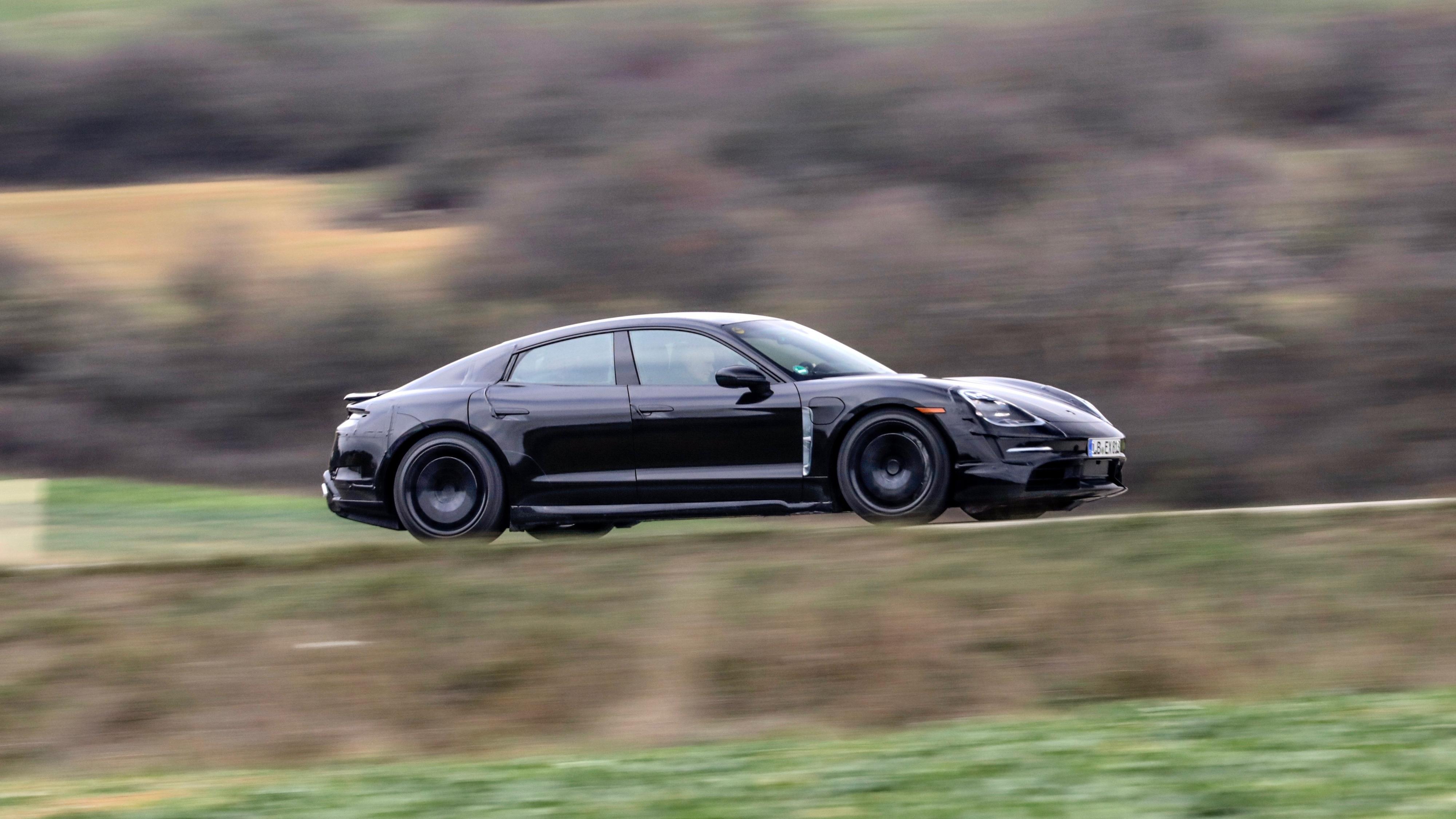 Hovedkonkurrenten Porsche Taycan vil bli produsert i langt større kvanta enn Aston Martin Rapide E.