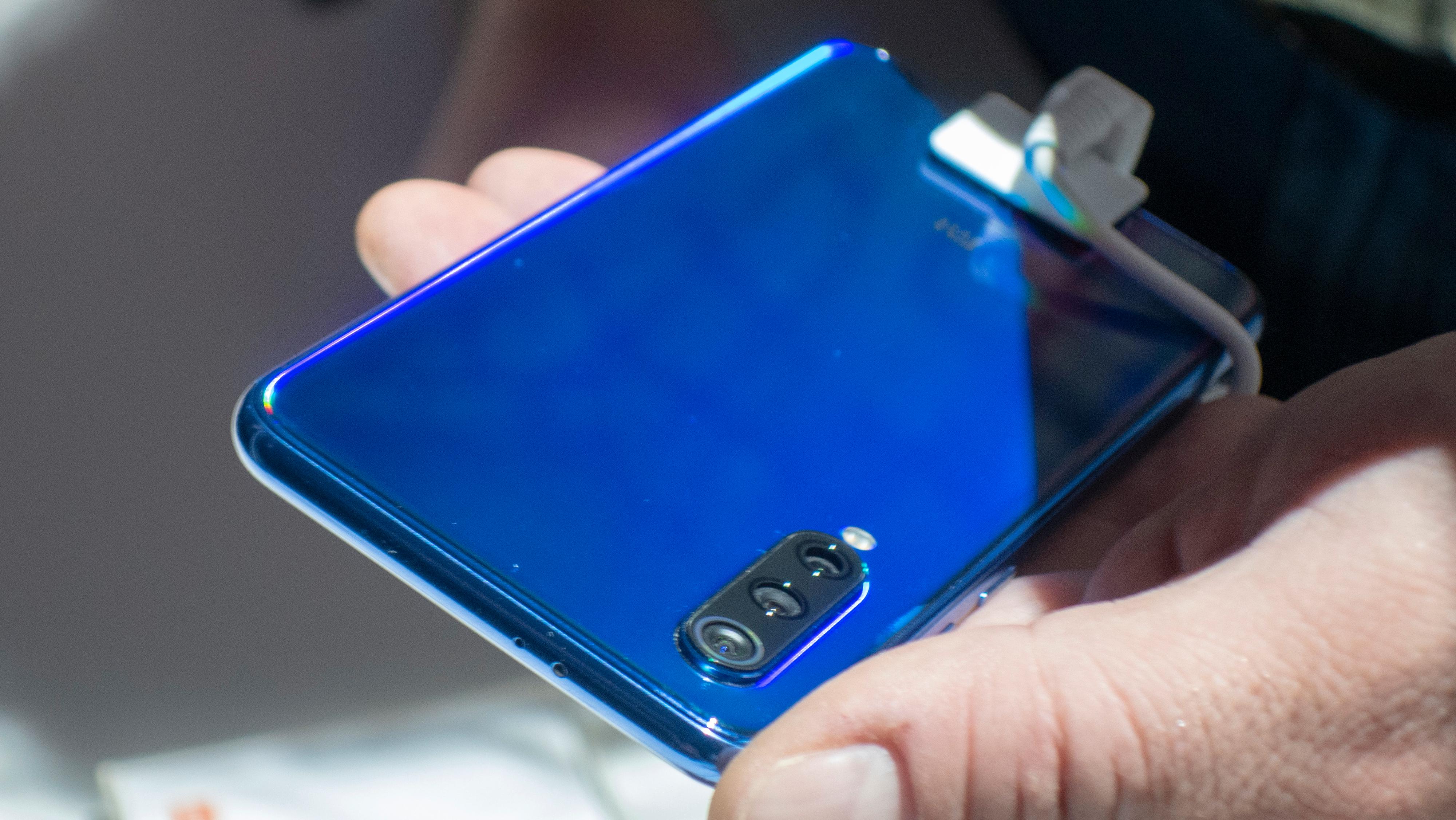 Xiaomi Mi9 kommer blant annet i denne stilige blåfargen.
