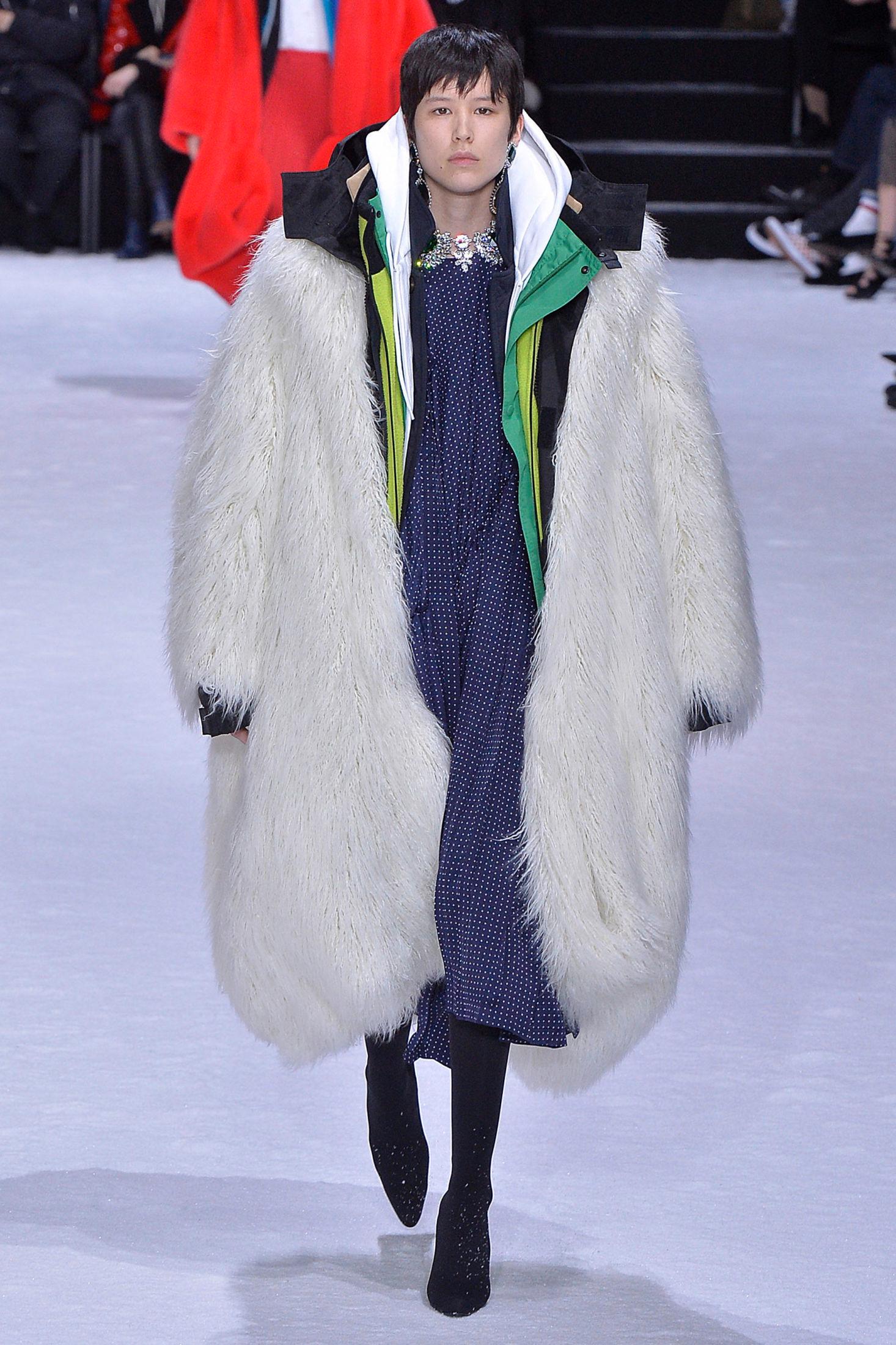 PAKK DEG INN: Balenciaga viste mange store, og fluffy jakker under sin høst- og vinterkolleksjon for 2018. Foto: Getty Images