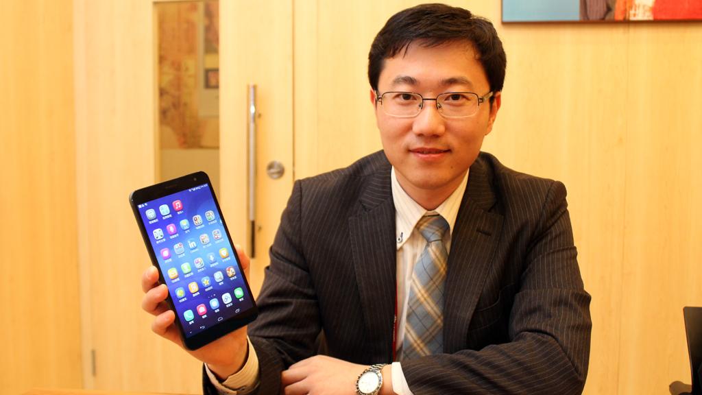 Her viser Mr. Jerry Huang frem den nye 7-tommeren MediaPad X1. Slike produkter skal bidra til å drepe myten om at kinesiske produsenter ikke kan lage premiumprodukter.