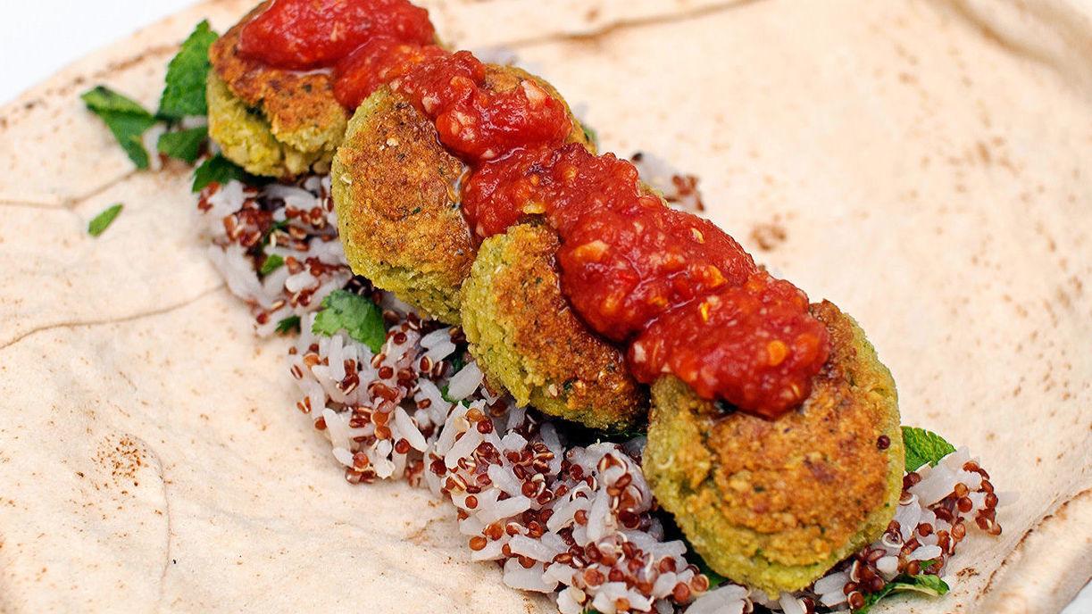 SMAKSBOMBER: Nystekt falafel med godt tilbehør er perfekt hvis du vil spise mindre kjøtt. Foto: Mari Hult