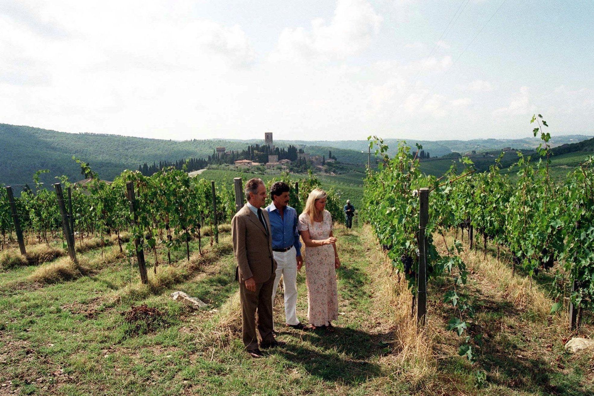 ITALIENSKE DRUER: Marchese Antinori (til venstre) viser frem vinmarken i Tavernelle, Toscana. Bildet er fra 1997. Foto: Massimo Sambucetti/AP