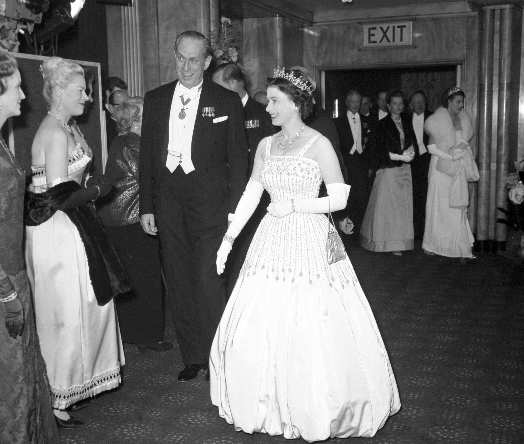Dronning Elizabeth iført samme kjole som Beatrice under premieren av filmen «Lawrence av Arabia» i 1962. Foto: Pa Photos