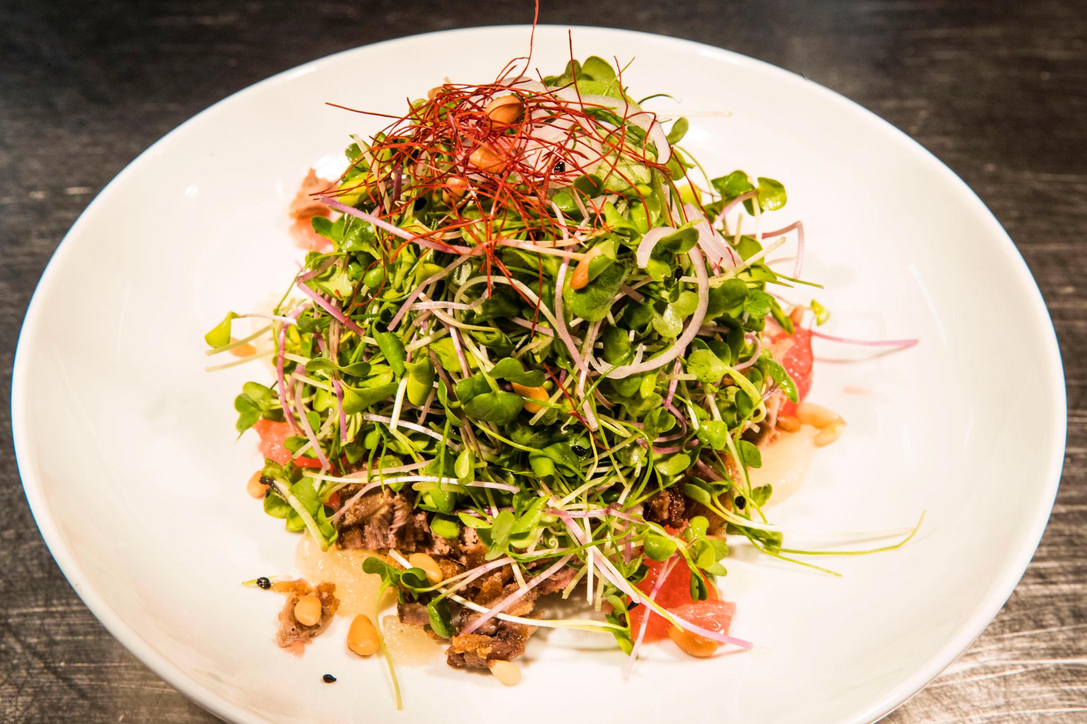 AND: Crispy Duck Salad er en av Hakkasans signaturretter. Foto: Frode Hansem/VG