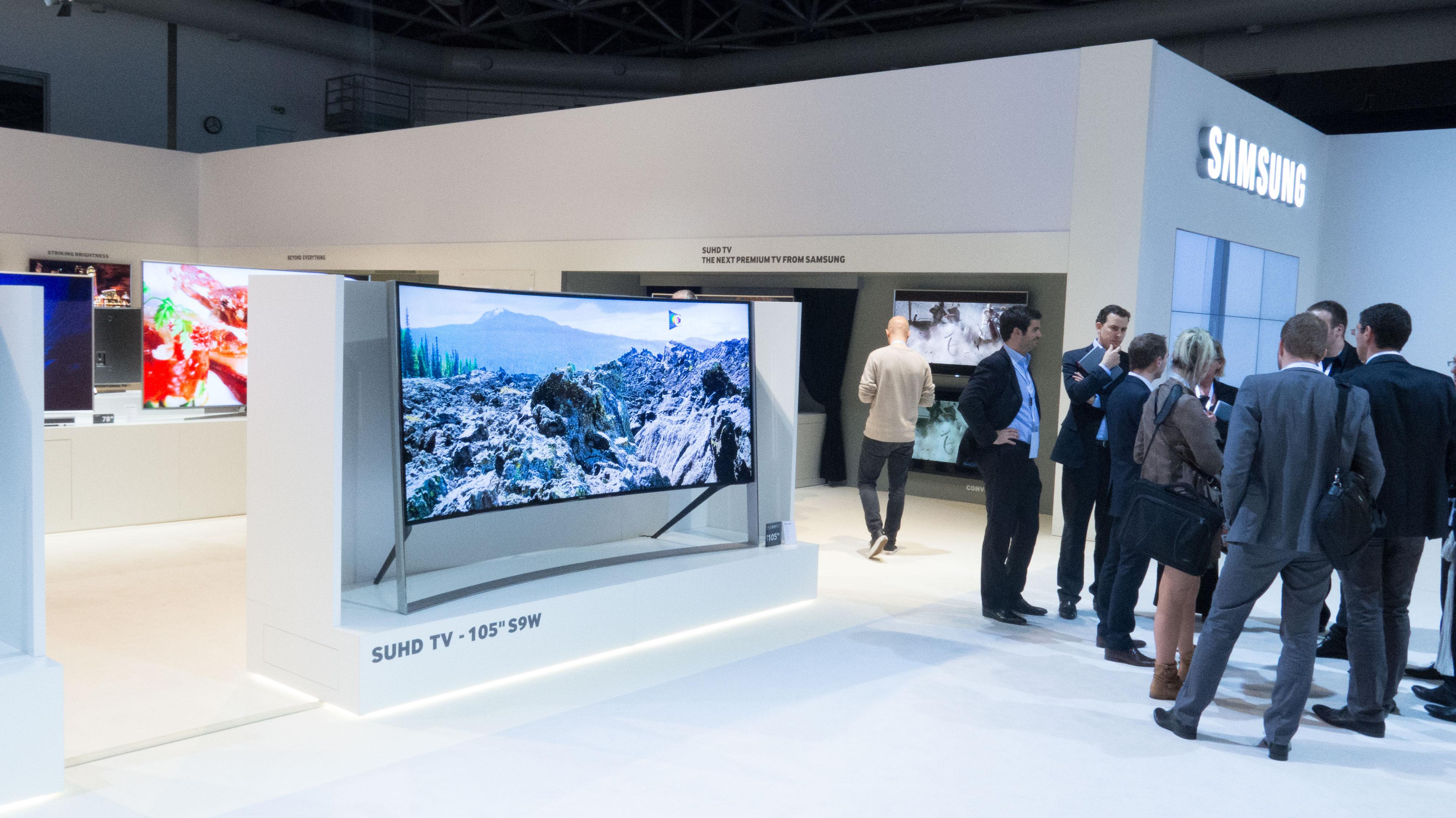 SUHD heter Samsungs nye panel. Her representert ved S9W, messens desidert dyreste TV. Foto: Ole Henrik Johansen / Tek.no