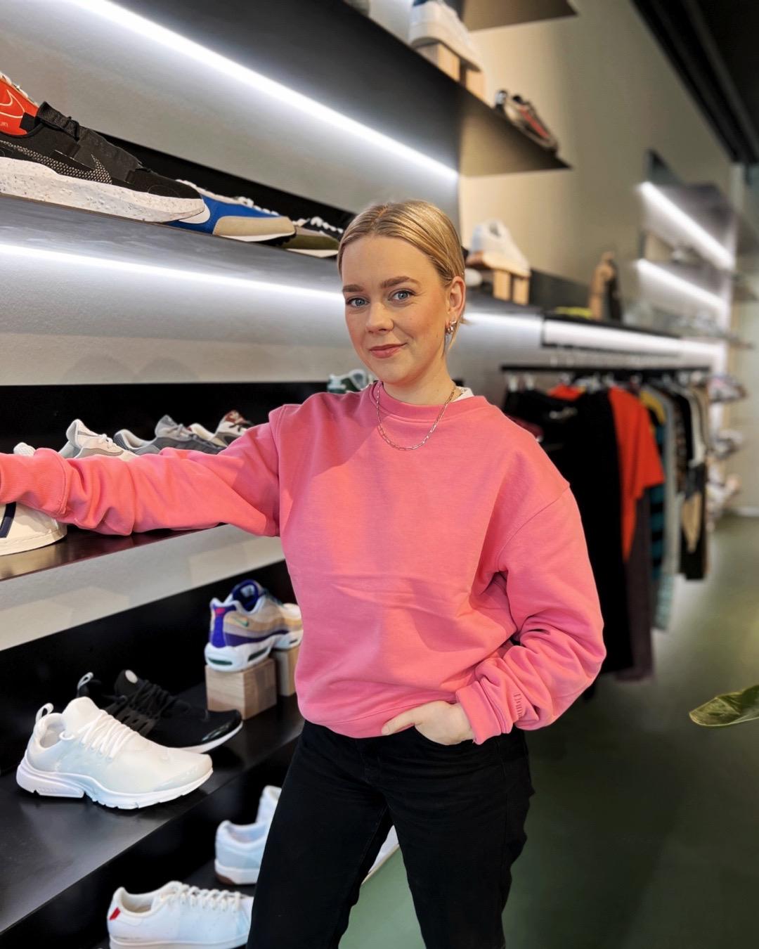 TRENDER SOM VARER: Helene Henriksen hos Tennis sier kundene deres er opptatt av å gå for sko som faller innenfor en trendkategori som gjerne varer litt.