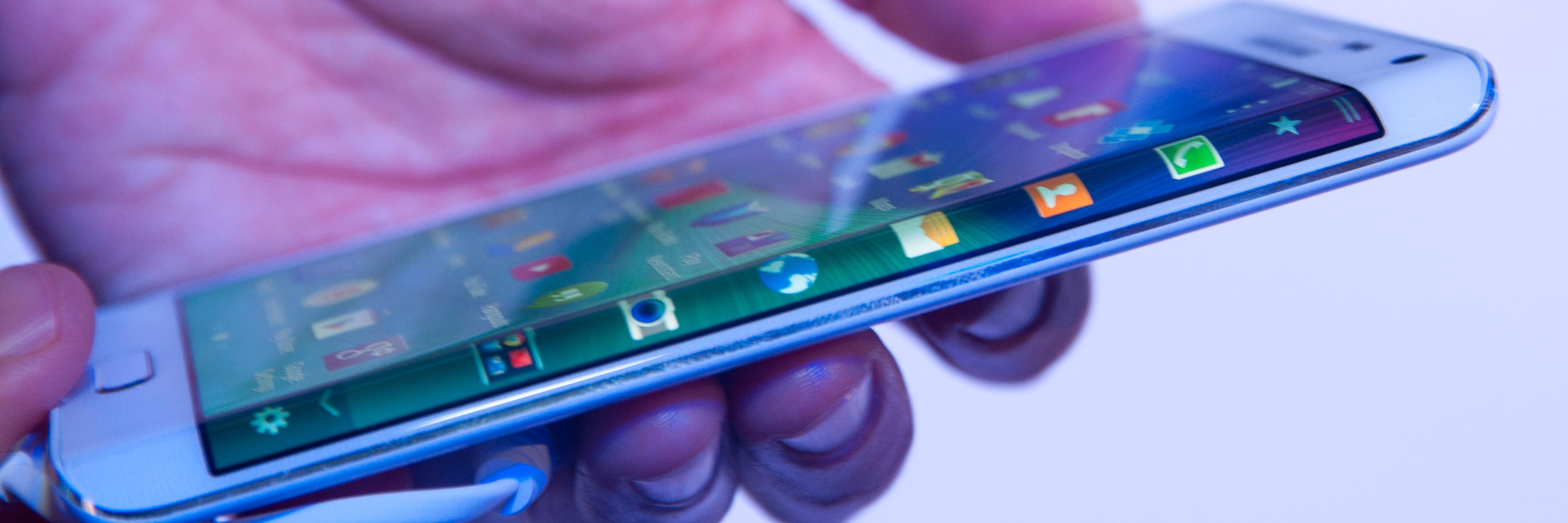 Galaxy Note Edge skal være hovedårsak til at Samsung setter utviklingen av bøyelige mobiler i høygir. Det hjelper nok også å vite at LG jakter på den samme milepælen.Foto: Finn Jarle Kvalheim, Tek.no