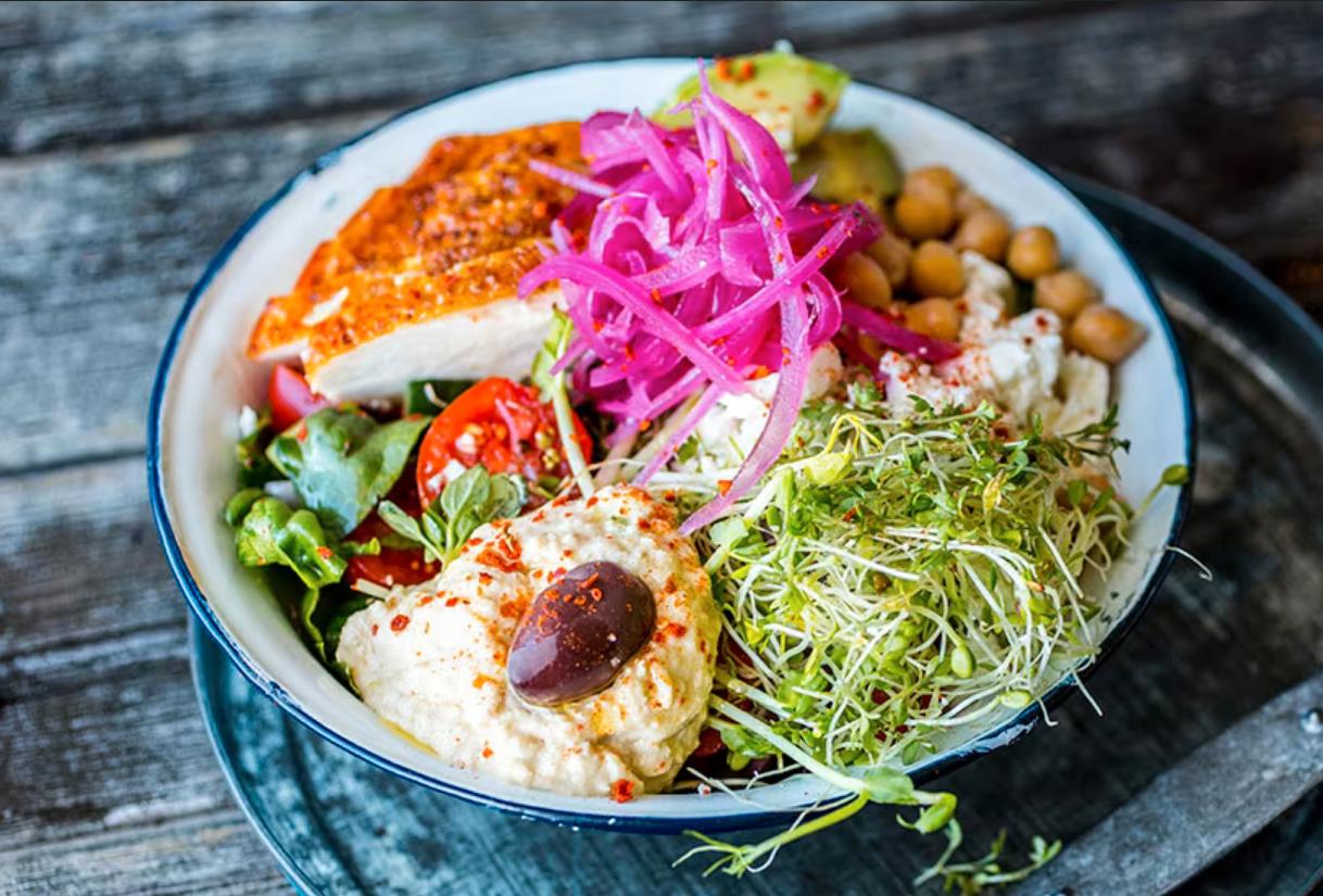 SOMMERLIG: En deilig «gresk» salat med kylling og hummus smaker nydelig i sommermånedene.