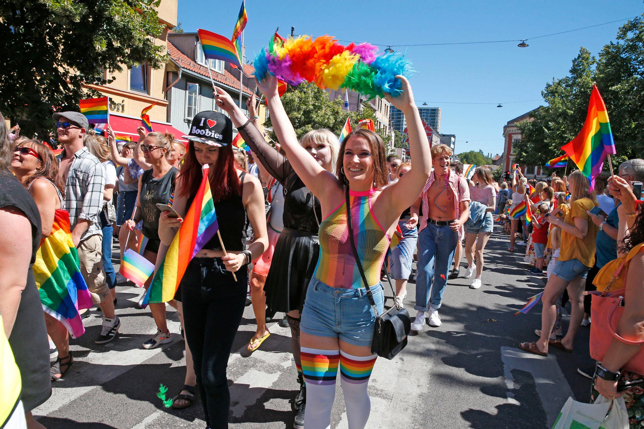 GLEDESSPREDER: Jessica Wall (28) er tydelig inspirert av regnbuens farger under årets Pride.
Foto: TROND SOLBERG, VG