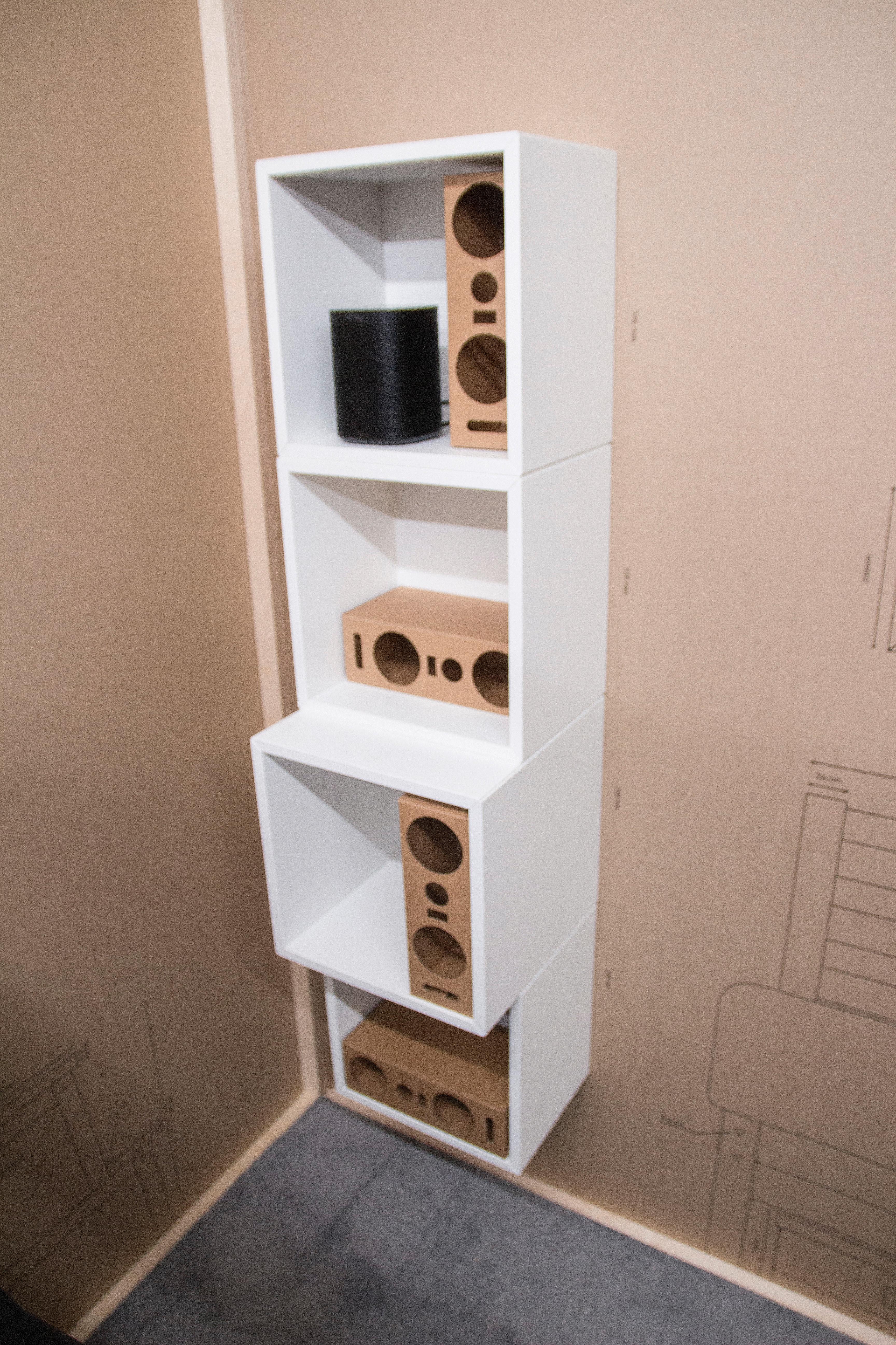Prototypen er utviklet for å passe i Ikeas hyllestørrelser, blant annet i Kallax-serien. Øverst en Sonos One.